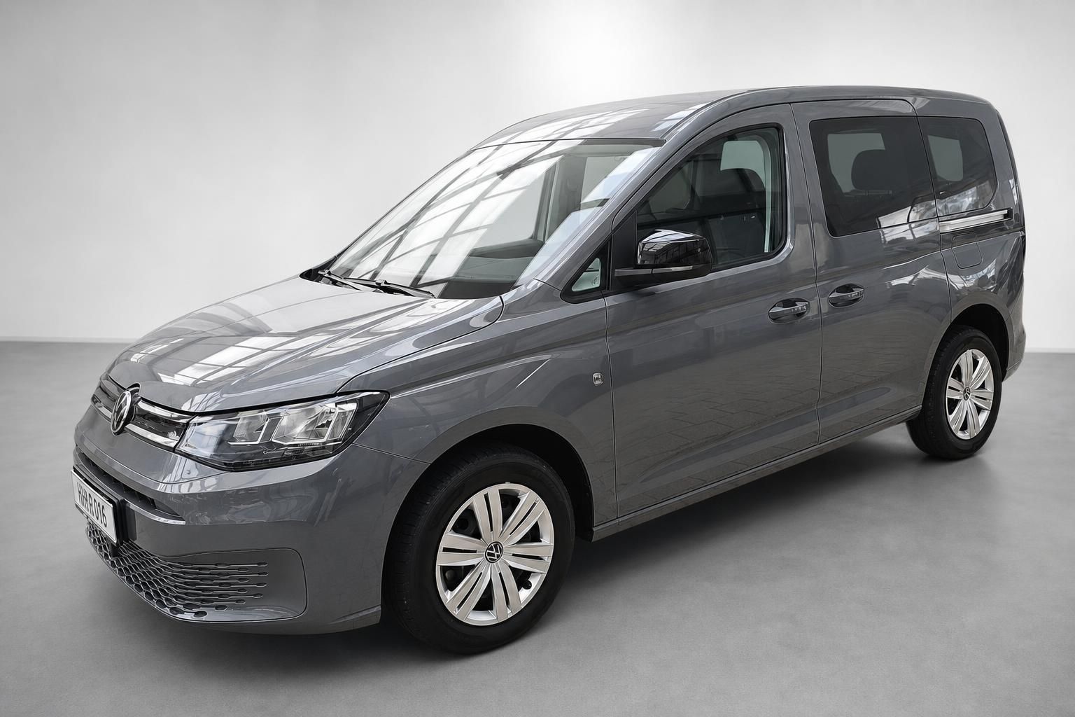 VW Caddy in Grau metallic – Frontansicht schräg von vorne
