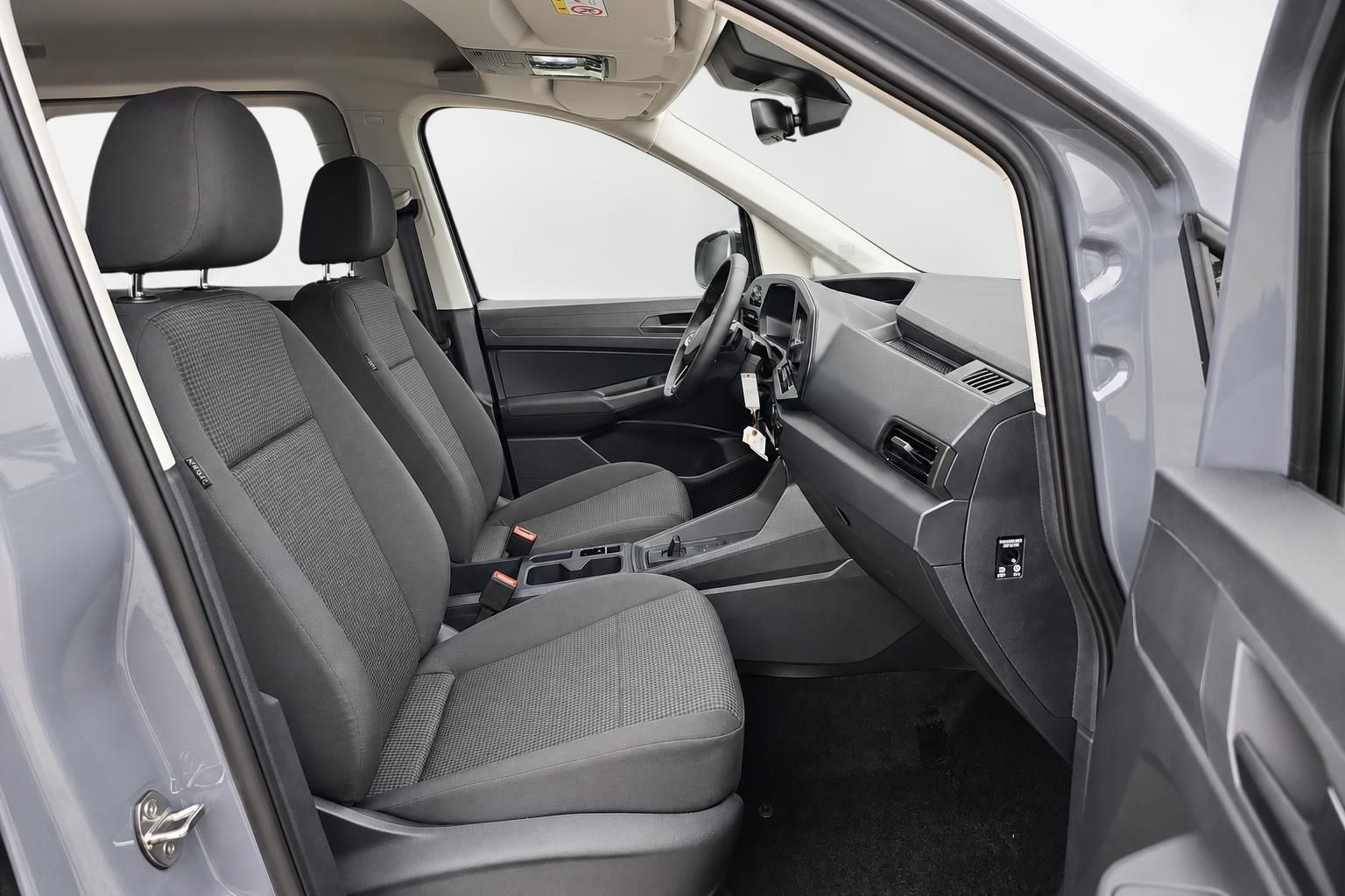 VW Caddy Interieur – Blick auf Fahrersitz und Armaturenbrett