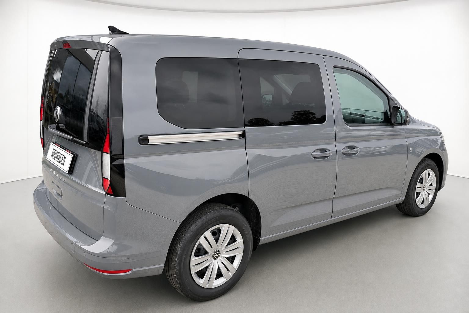 VW Caddy grau Heck-Seitenansicht Neuwagen im Studio