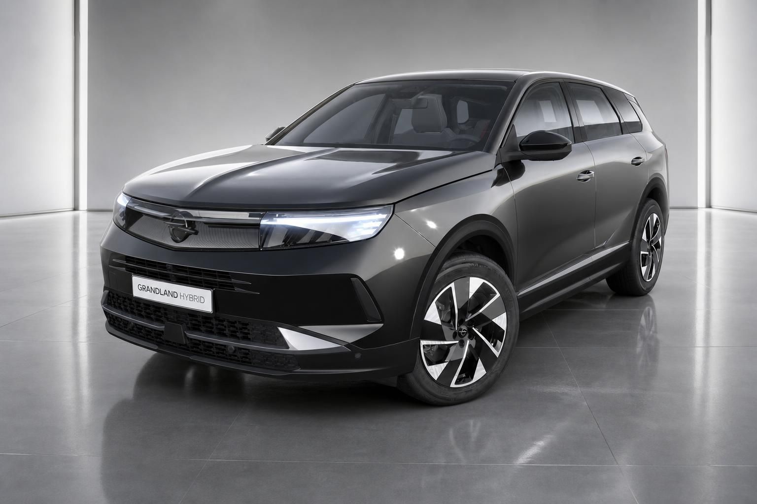 Opel Grandland Hybrid schwarz Frontansicht schräg im Studio