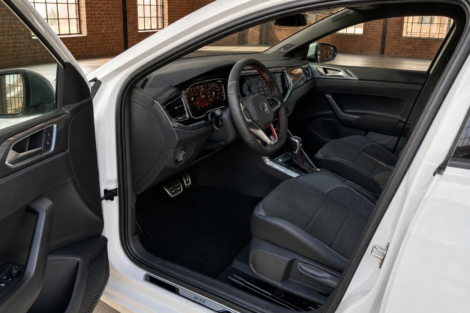 VW Golf GTI Innenraum mit Sportsitzen, Lederlenkrad und Digitalcockpit