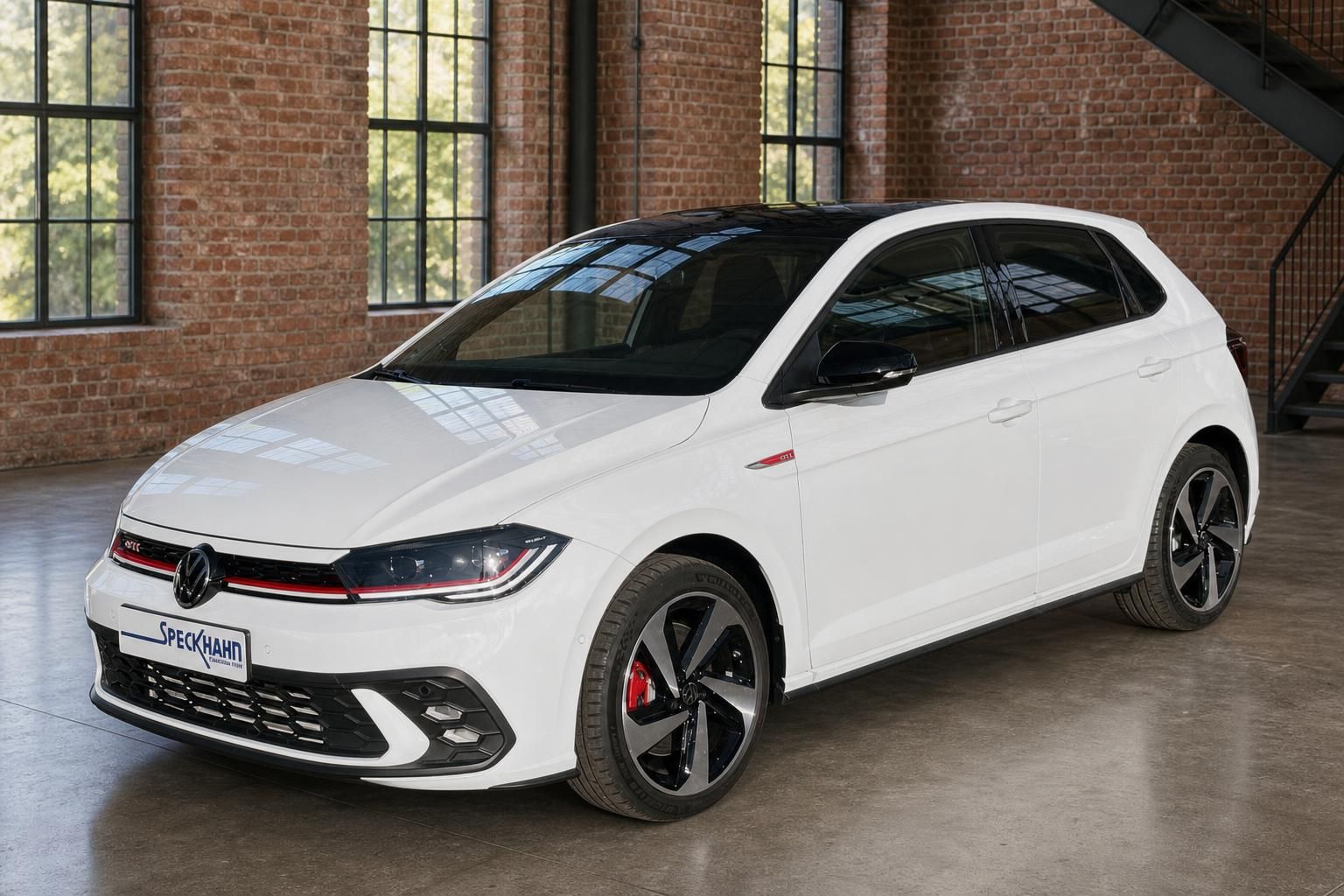 VW Polo GTI weiß Frontansicht schräg mit Panoramadach
