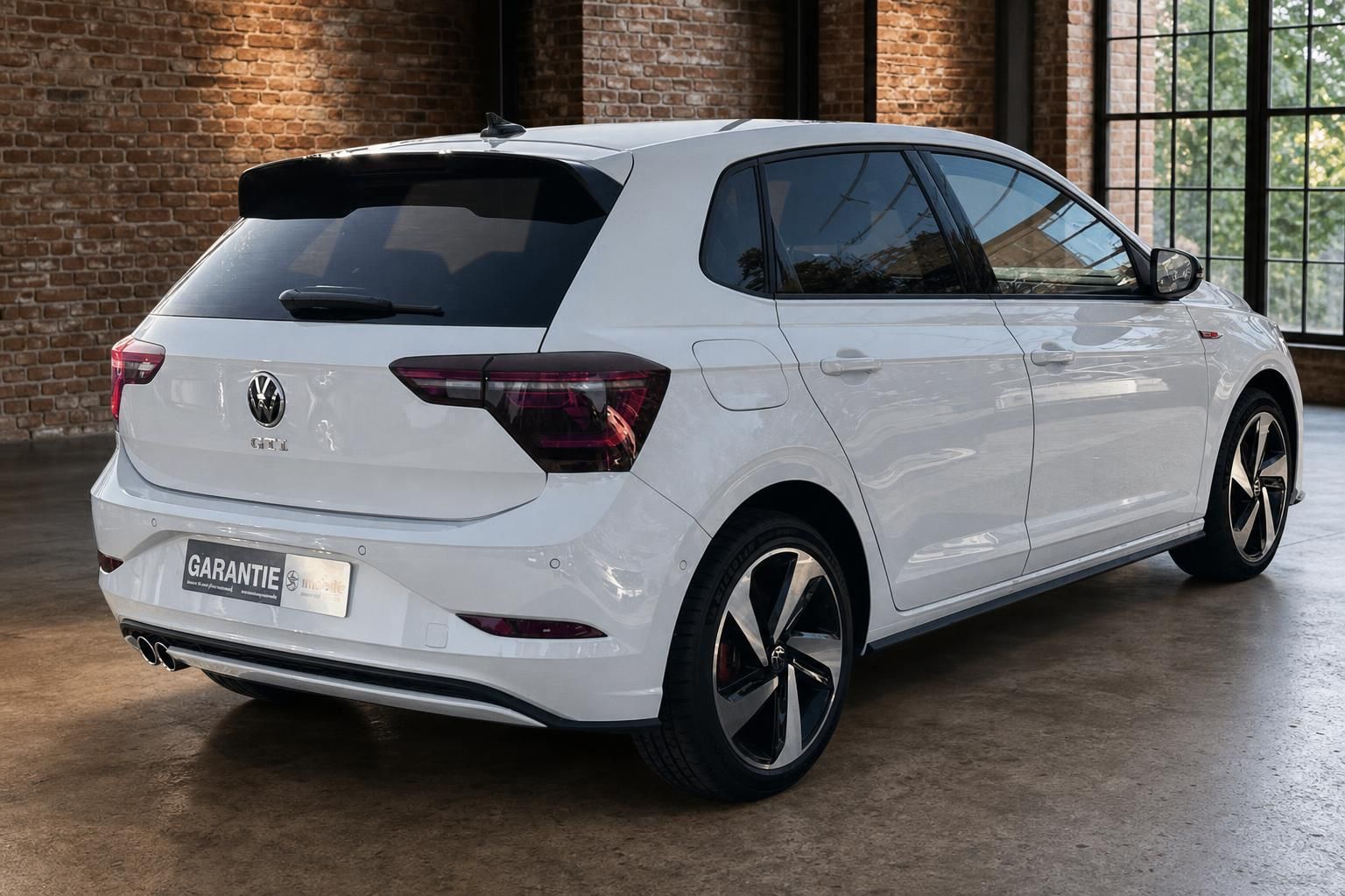 VW Polo GTI weiß Seitenansicht schräg von hinten in Fabrikhalle