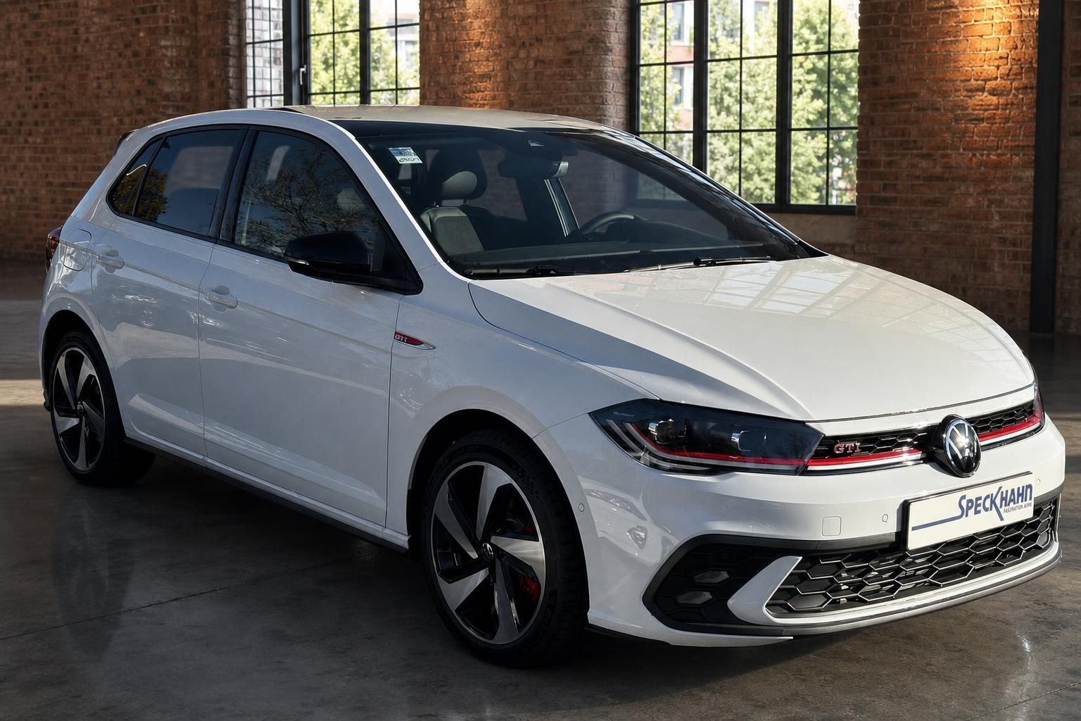 VW Polo GTI weiß Frontansicht mit Wabengrill und Alufelgen
