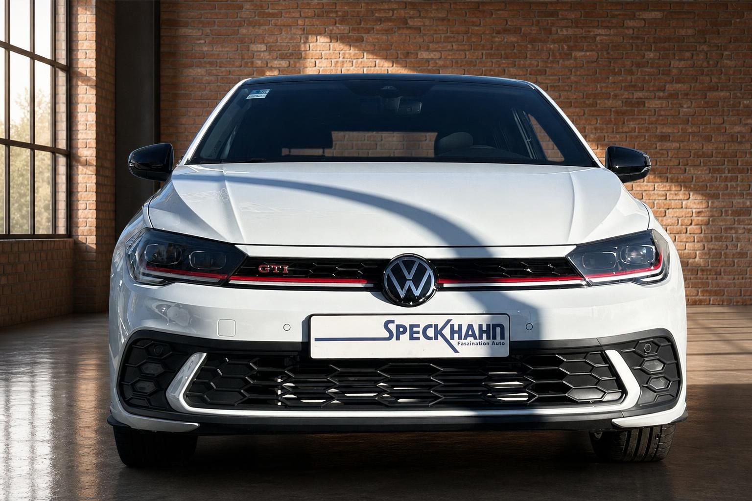 VW Golf GTI weiß Frontansicht mit LED-Scheinwerfern und GTI-Kühlergrill