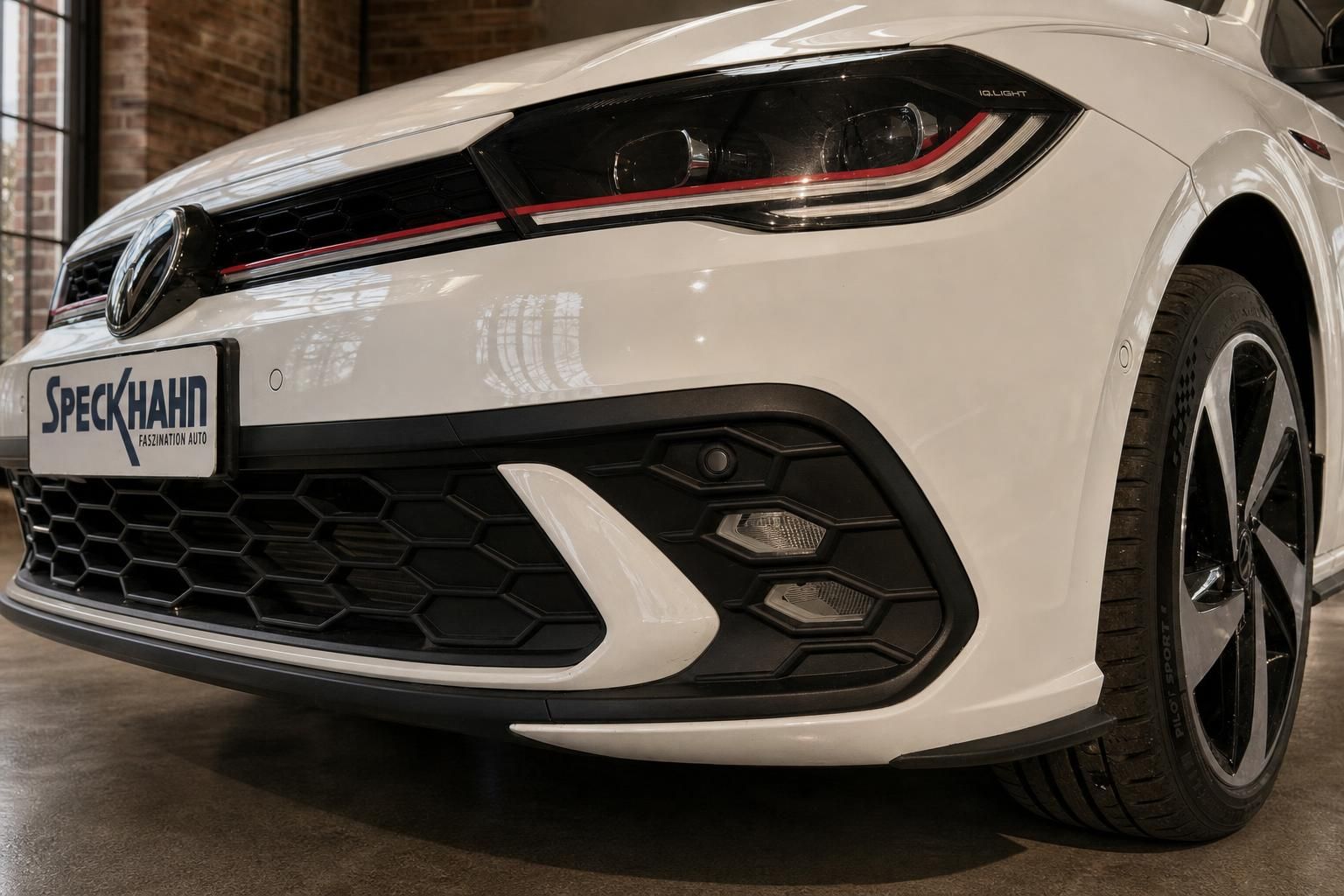 VW Golf GTI weiß Detailansicht Frontstoßstange, Scheinwerfer und Felge