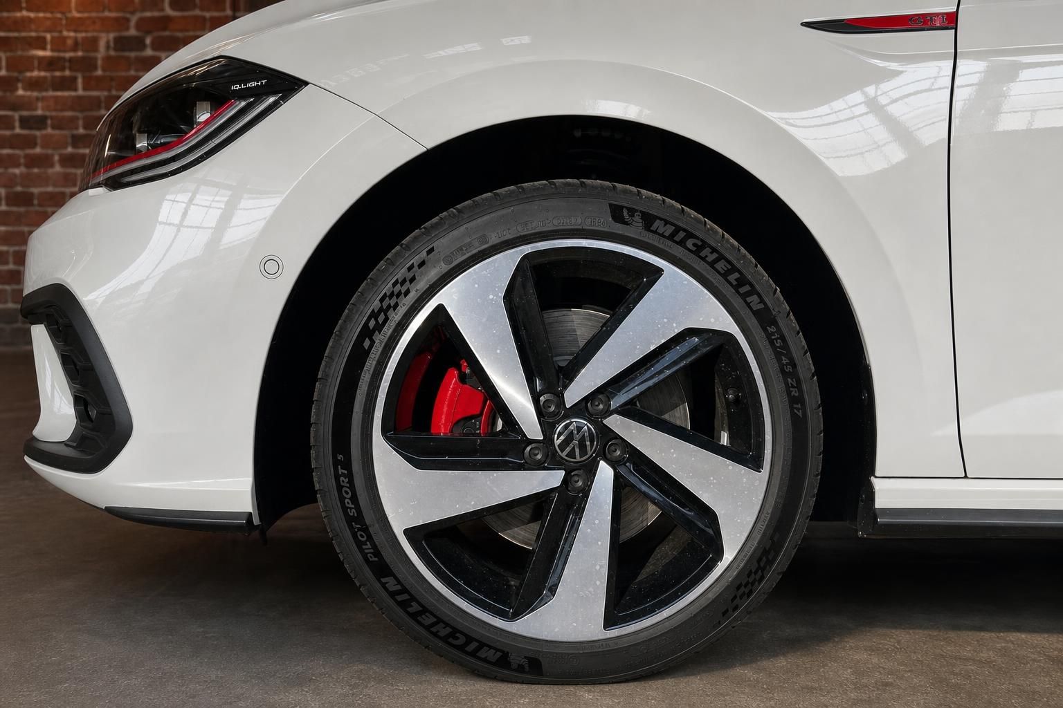 VW Golf GTI Felge Detailansicht mit roten Bremssätteln und Michelin Reifen