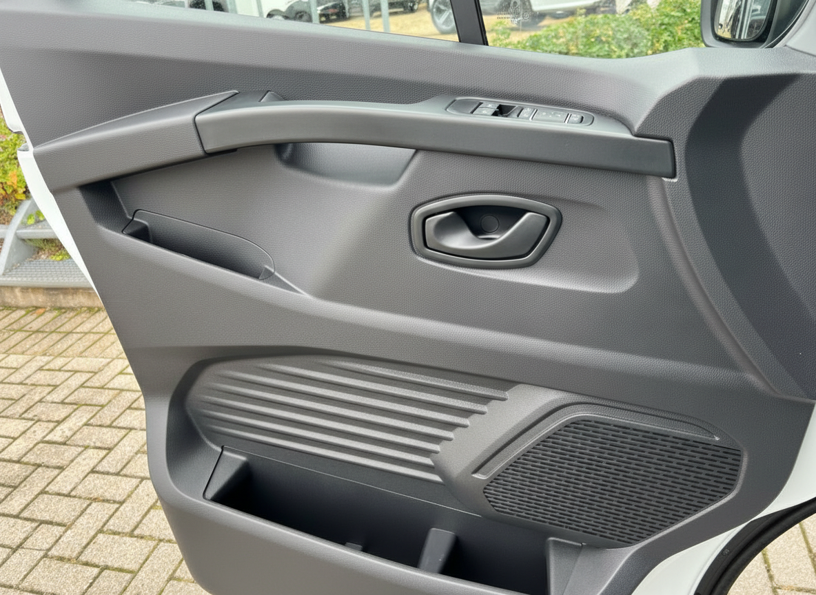 Fahrzeugtür Innenverkleidung mit Türgriff, Fensterheber und Lautsprecher in grauem Design