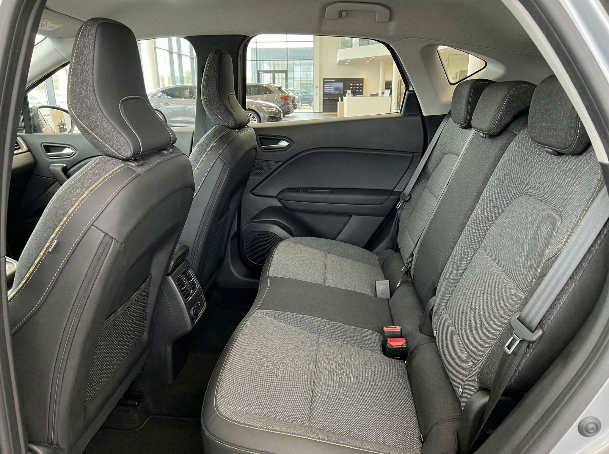 Fahrzeug Rücksitzbank mit grauen Polstern und Sicherheitsgurten