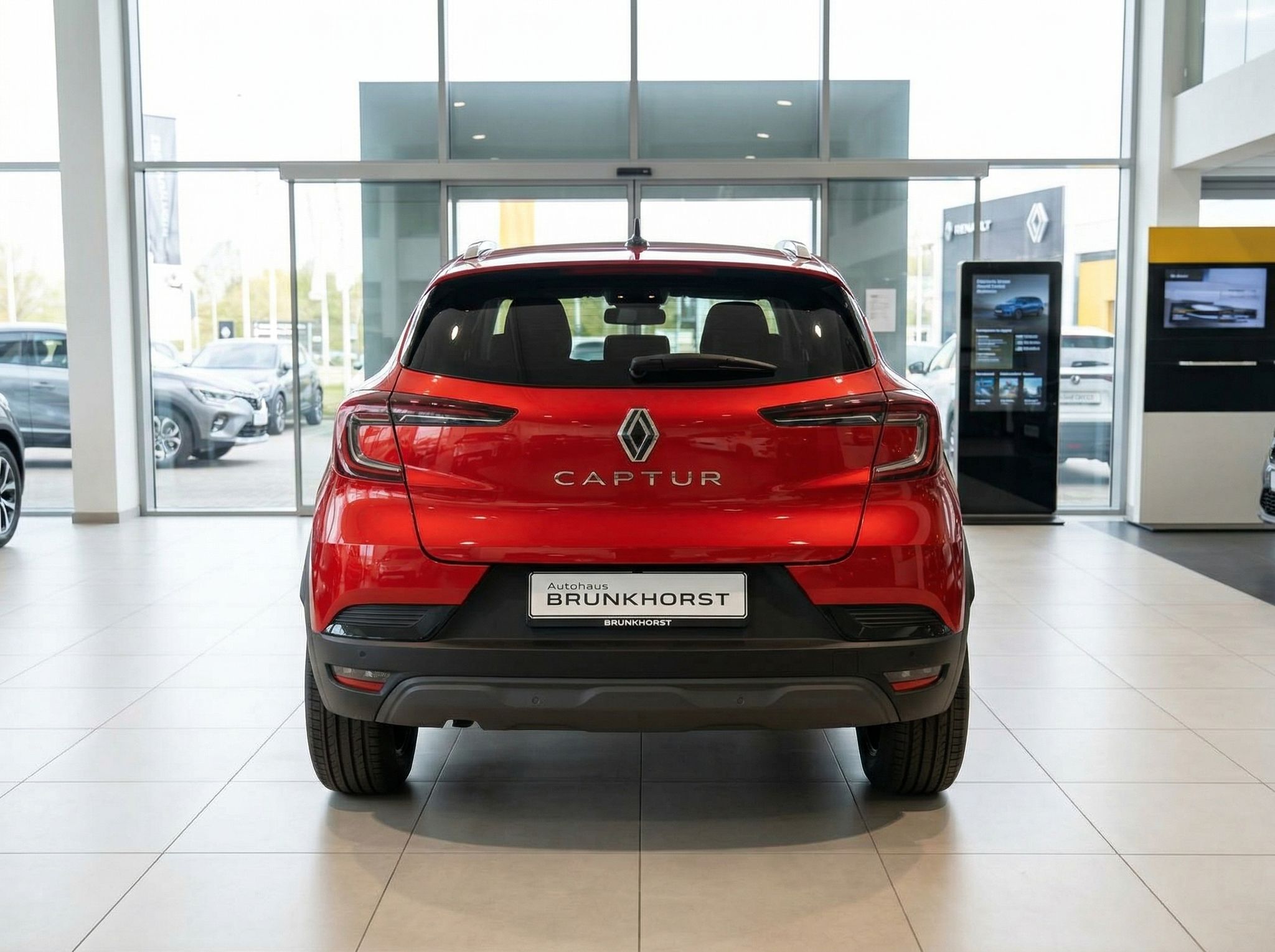 Renault Captur in Rot - Heckansicht mit LED-Rücklichtern im Autohaus