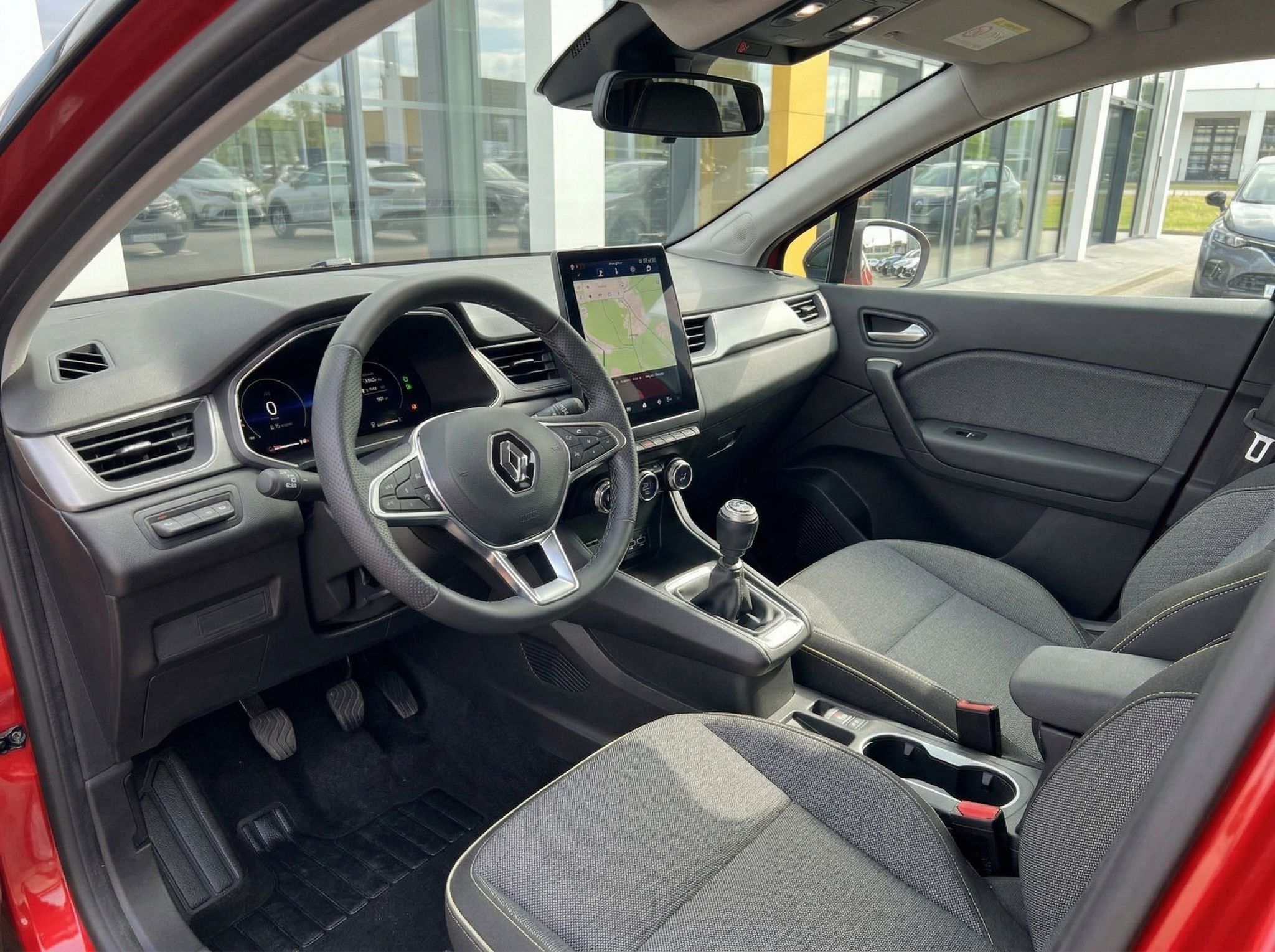 Renault Captur Innenraum - Cockpit mit Touchscreen, Lenkrad und grauen Stoffsitzen