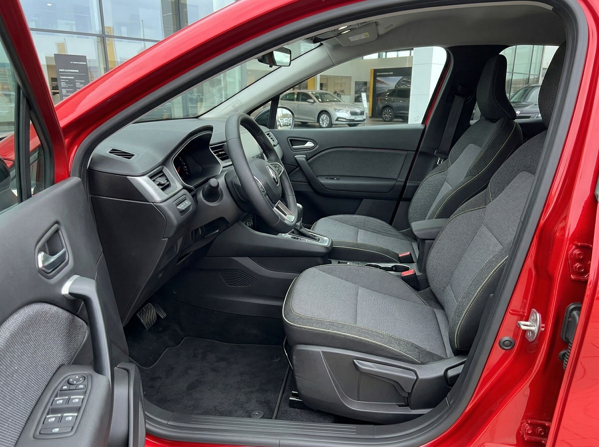 Rotes Fahrzeug Innenraum mit grauen Stoffsitzen und schwarzem Armaturenbrett