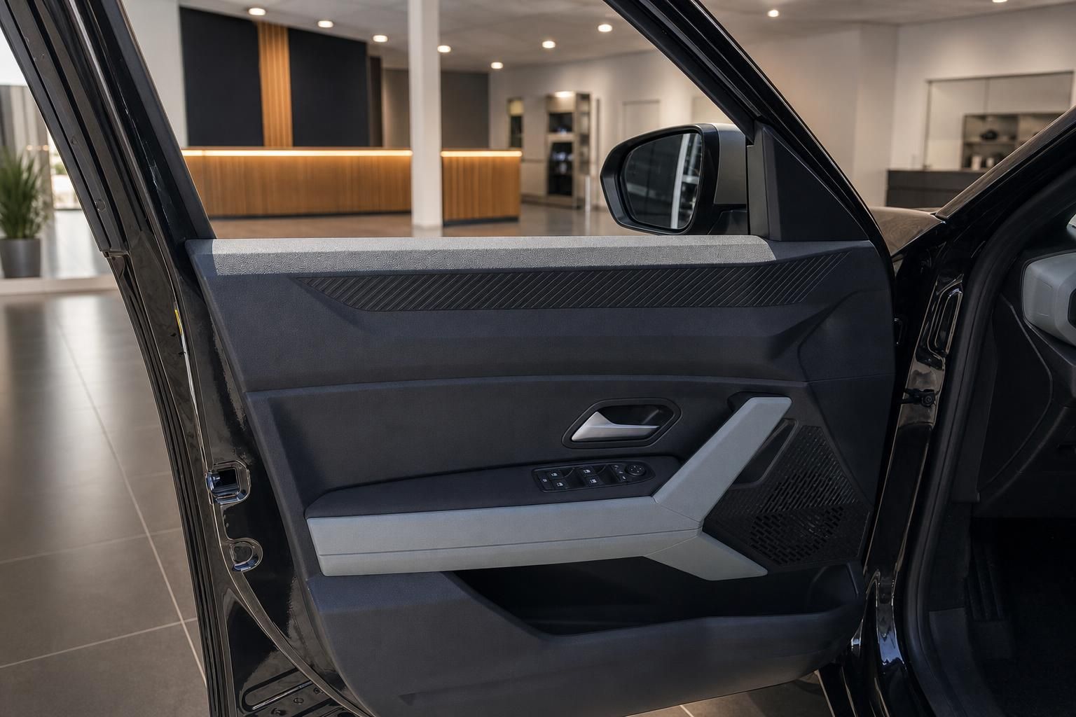 Geöffnete Fahrertür mit Blick auf Türverkleidung im Autohaus