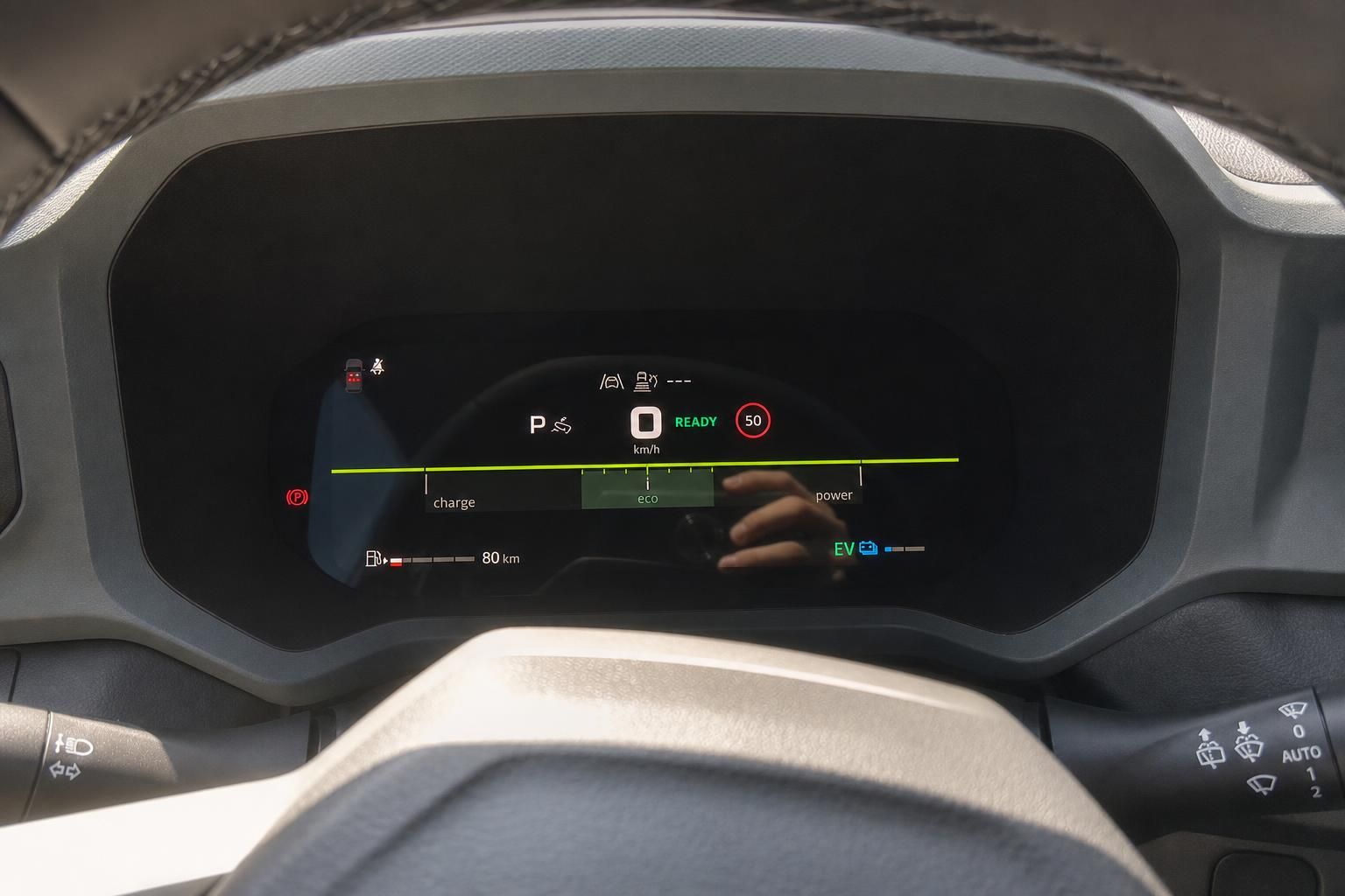 Digitales Kombiinstrument mit Tacho und Ladeanzeige im Elektrofahrzeug