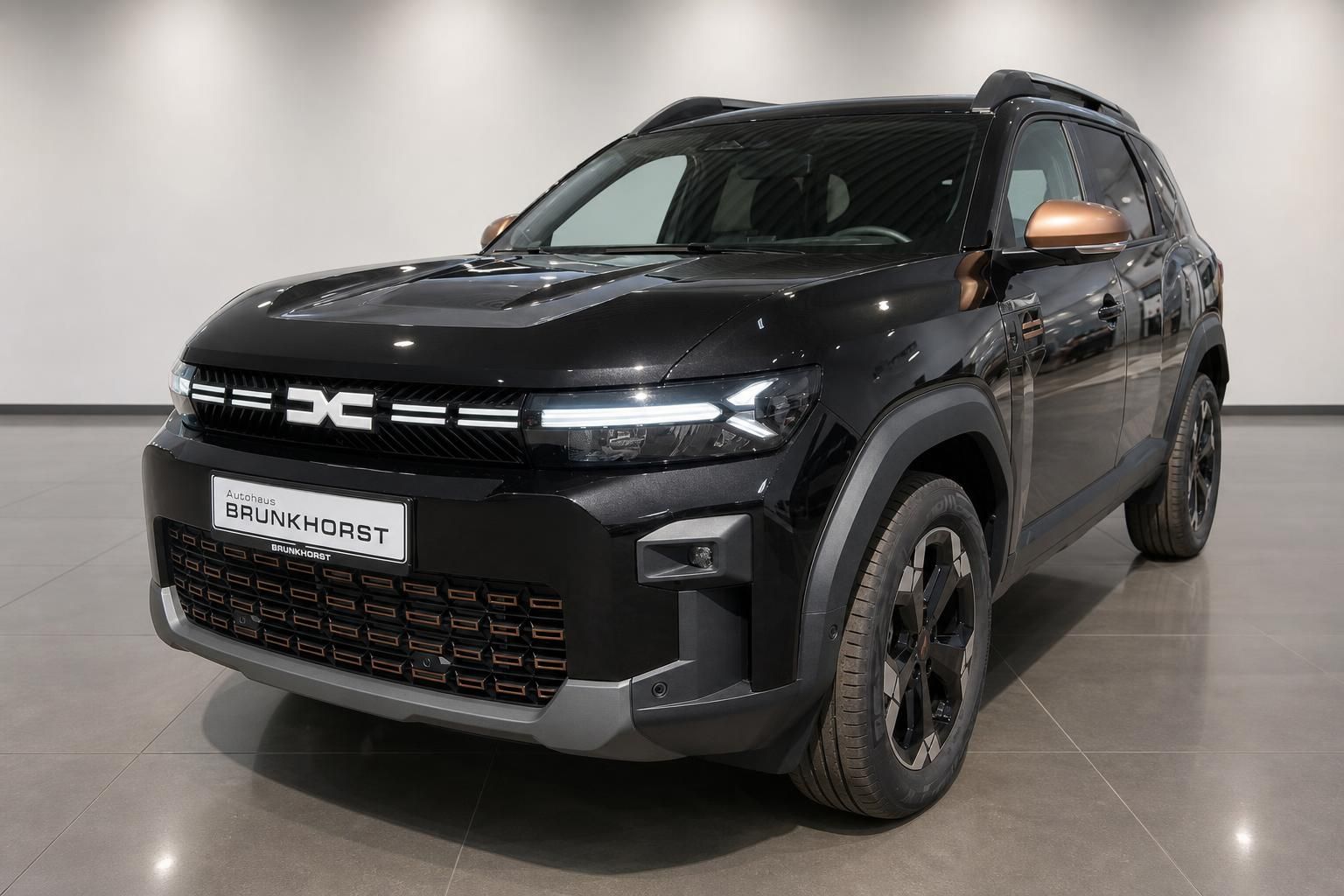 Dacia Bigster Hybrid schwarz SUV Frontansicht seitlich im Autohaus
