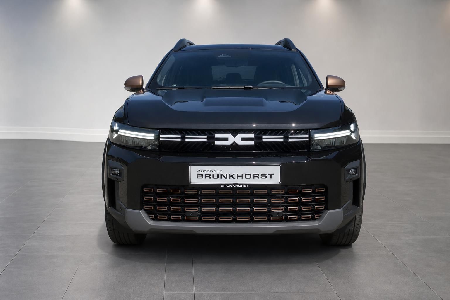 Dacia Bigster Hybrid schwarz Frontansicht mit LED-Scheinwerfern