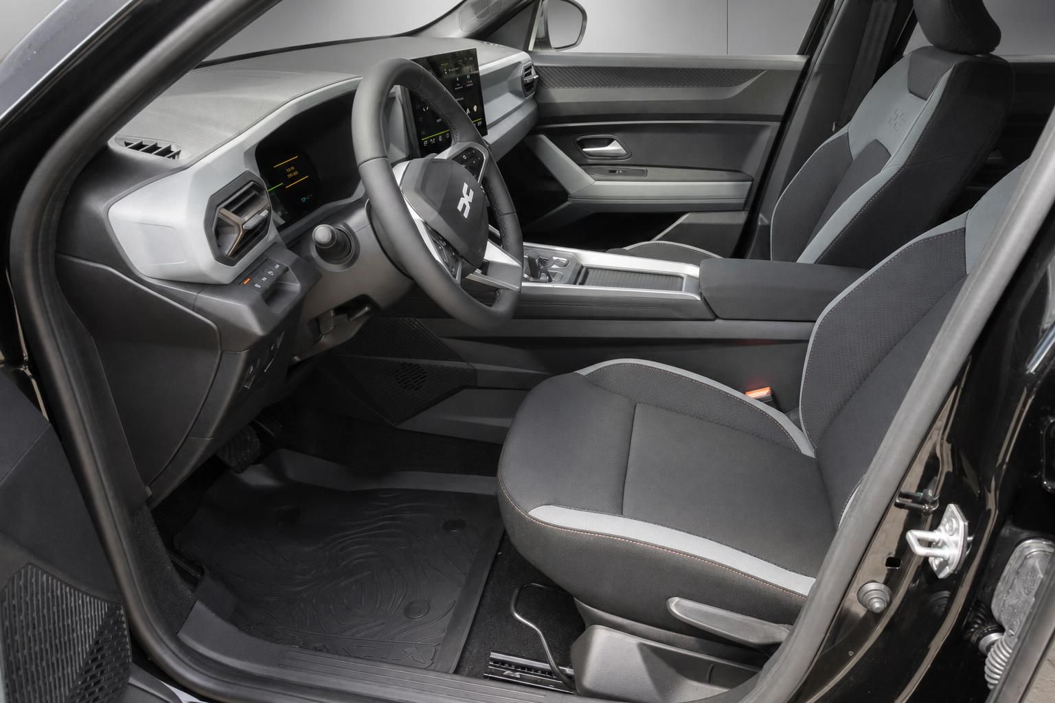 Dacia Bigster Innenraum Vordersitze und Cockpit Detailansicht