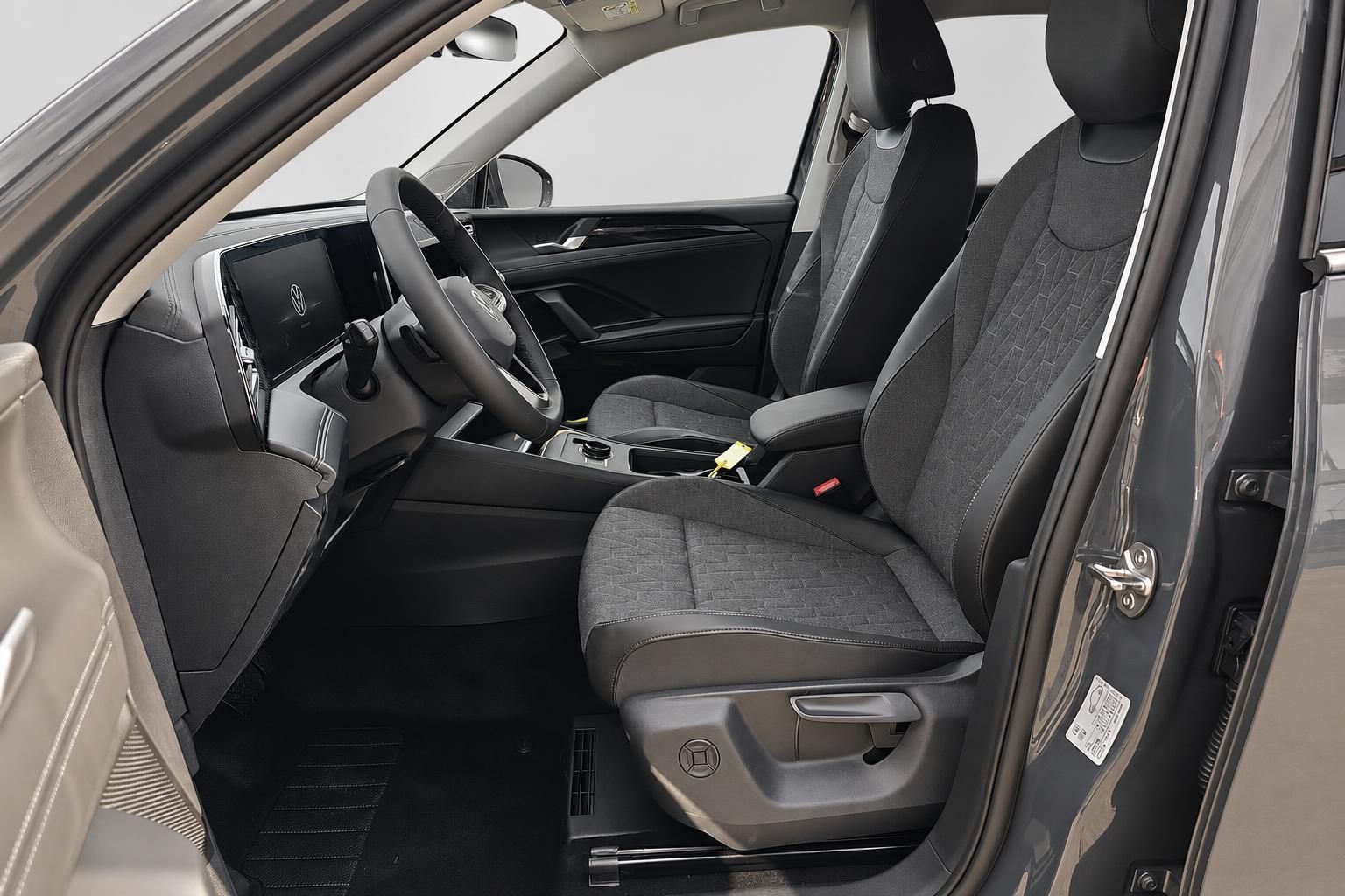 Vordersitze und Cockpit eines VW mit Stoff-Lederausstattung