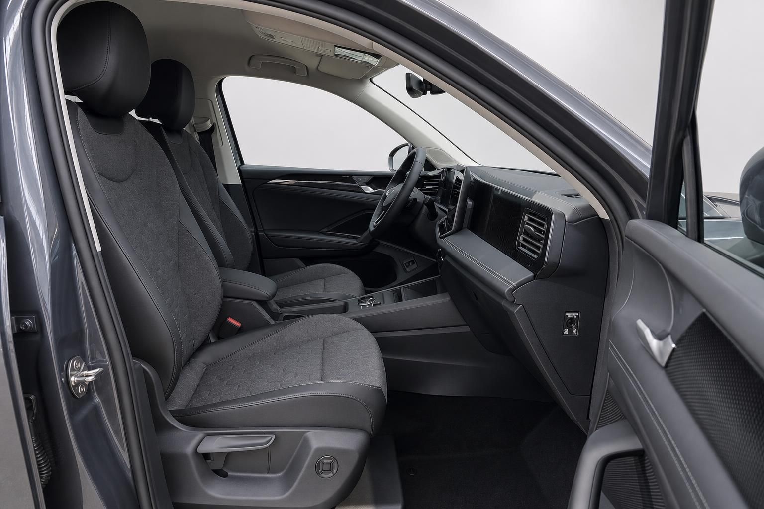 VW Tiguan Innenraum, Vordersitze und Armaturenbrett