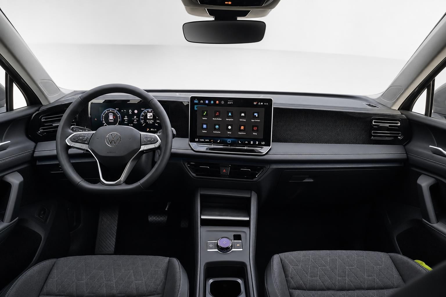 VW Tiguan Cockpit mit Lenkrad und Infotainment-Display