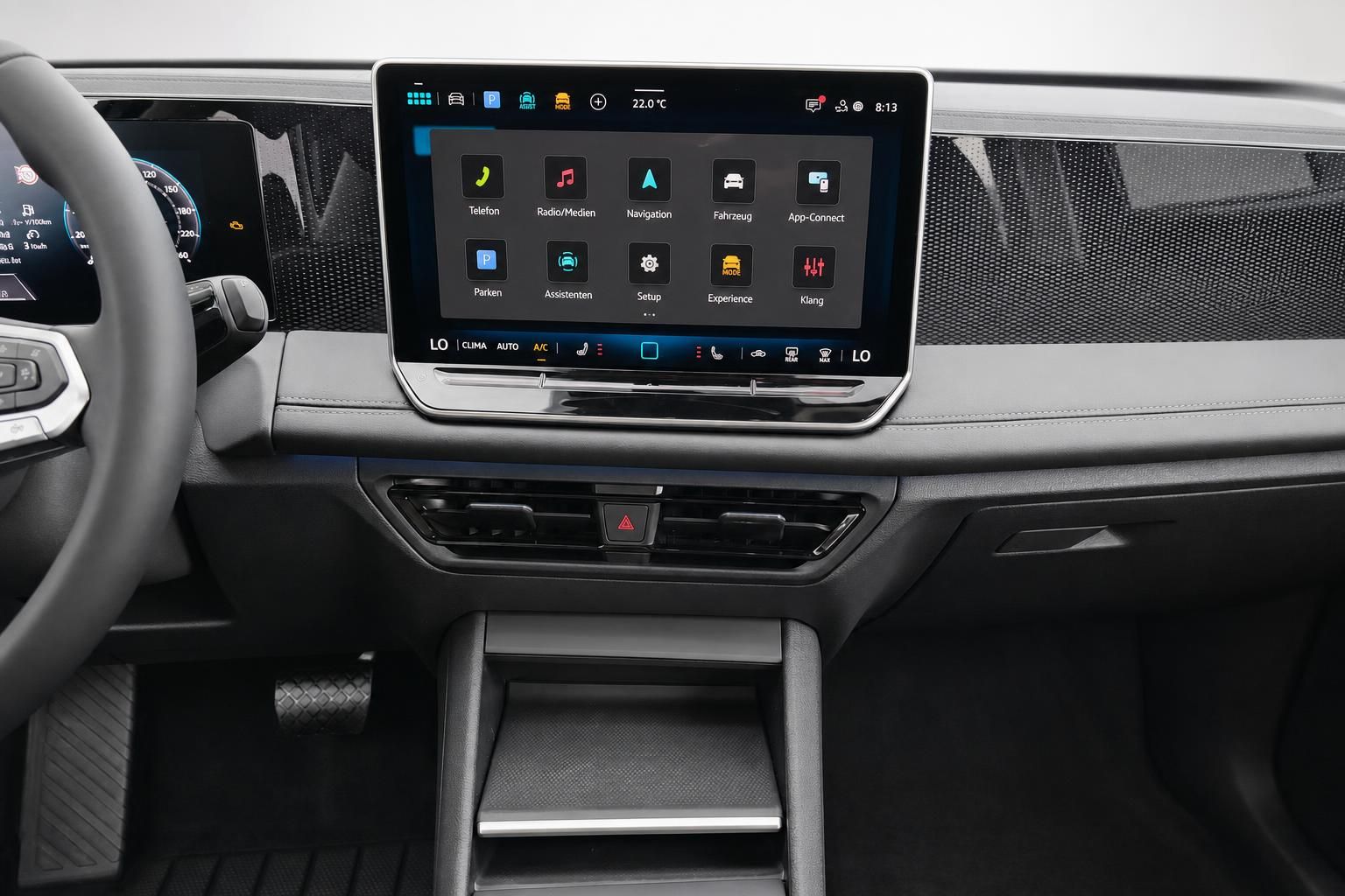 Infotainment-Touchscreen mit Menue im VW Cockpit