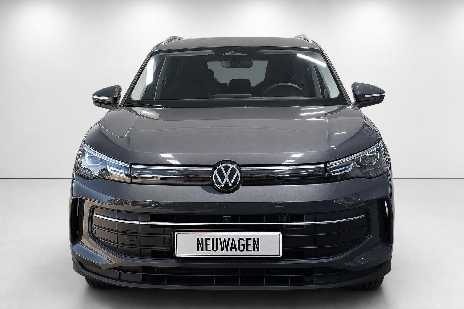 VW Tiguan Neuwagen Frontansicht mit Kennzeichen im Studio