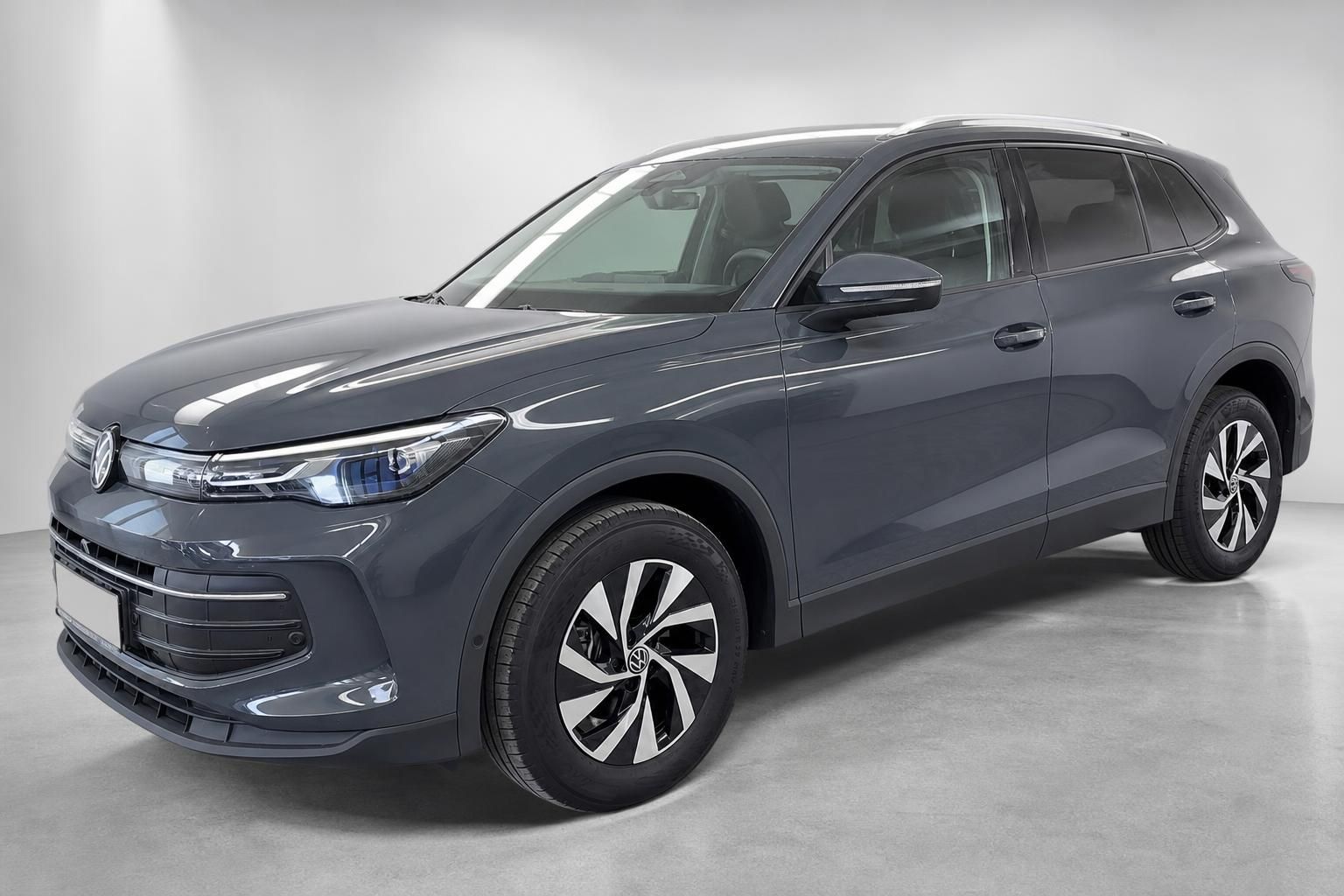 VW Tiguan grau Neuwagen Frontansicht schraeg im Studio
