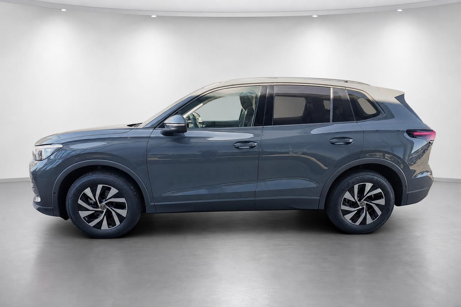 VW Tiguan grau Neuwagen Seitenansicht im Fotostudio