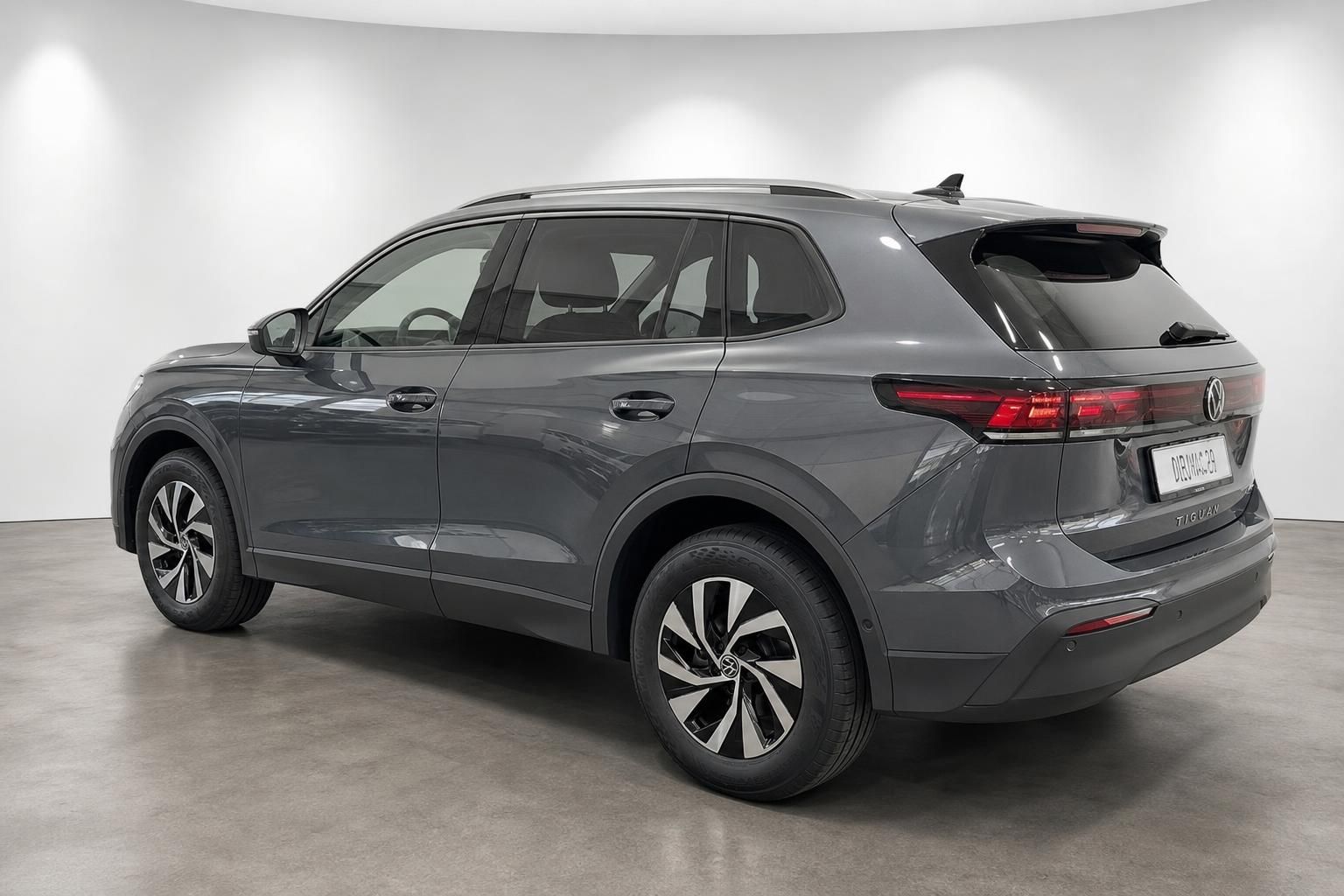 VW Tiguan in Grau, Heckansicht schräg im Studio