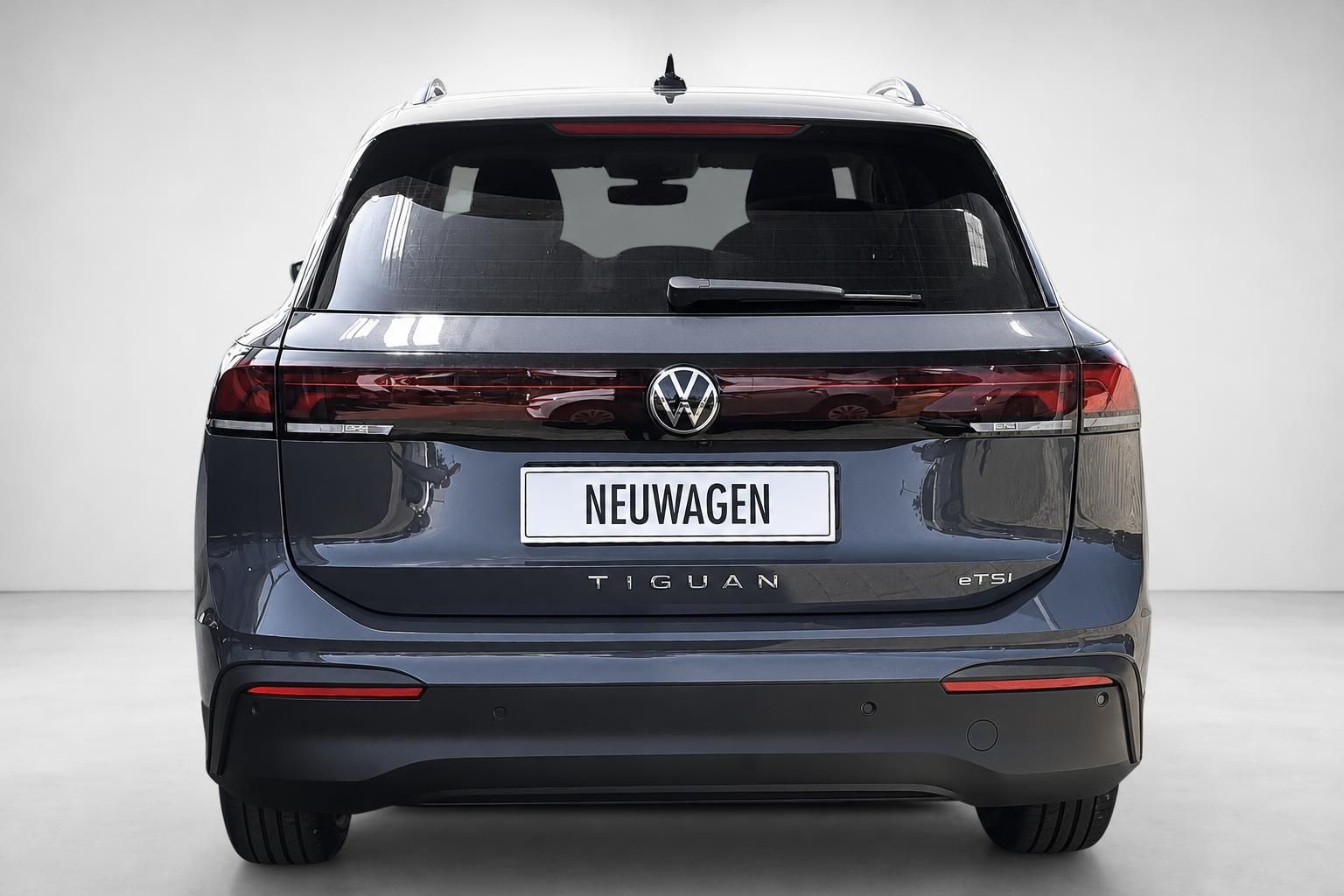 VW Tiguan eTSI Neuwagen Heckansicht mit Kennzeichen