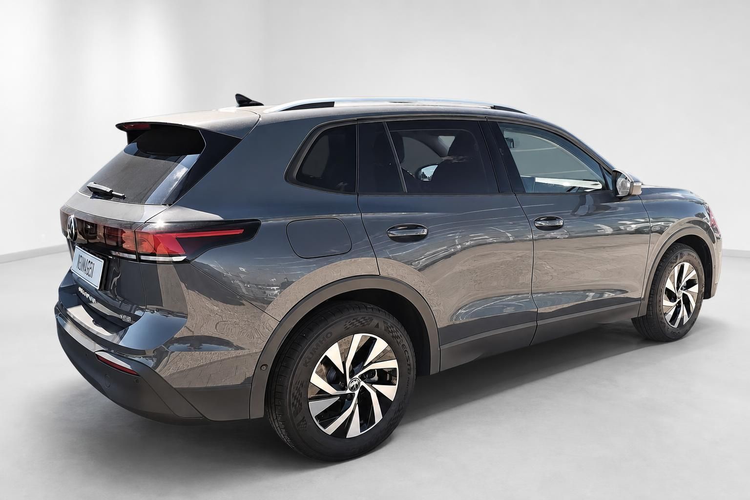 VW Tiguan Grau-Beige, Heck-Seitenansicht im Studio