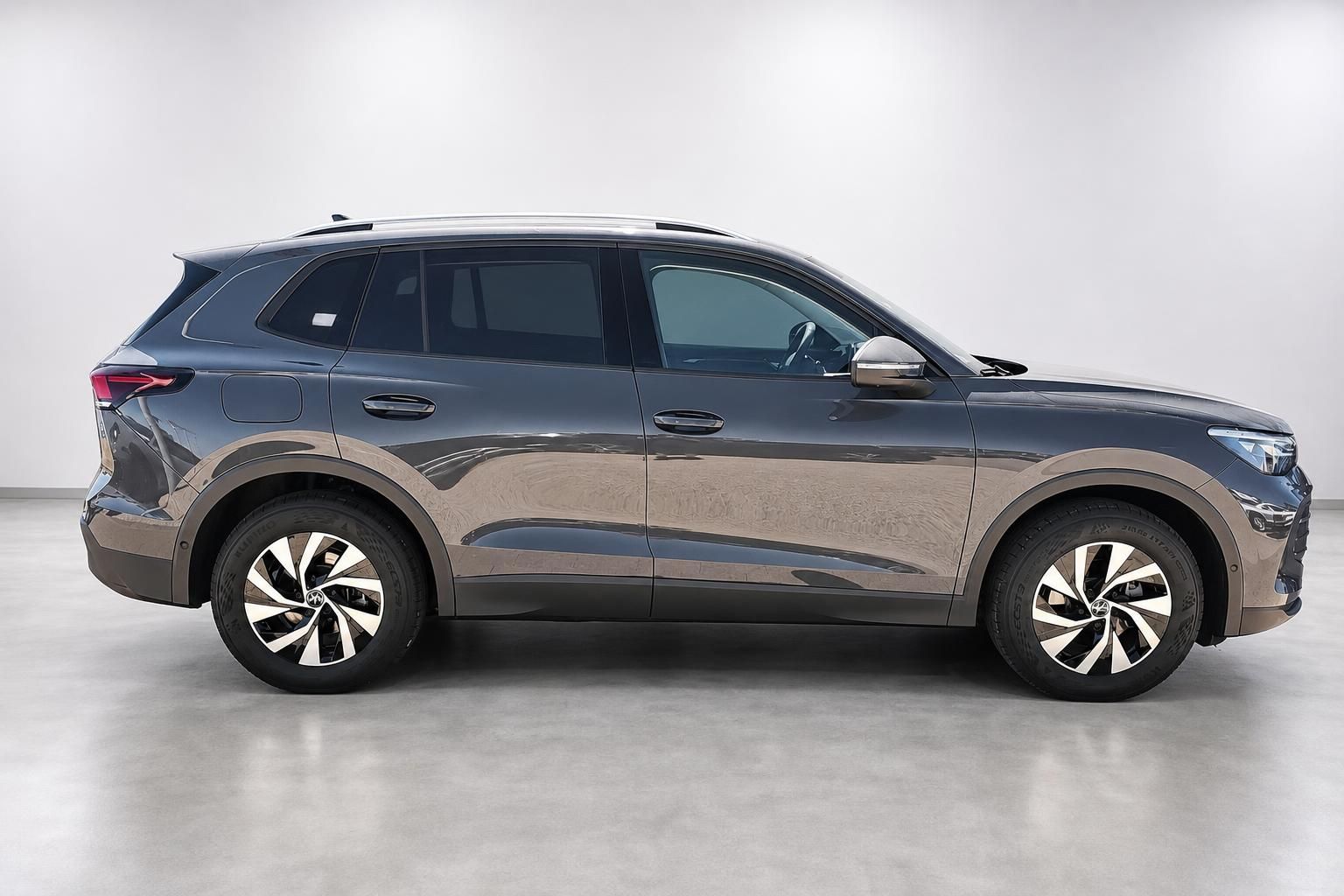 VW Tiguan Seitenansicht in Grau-Beige, Studioaufnahme
