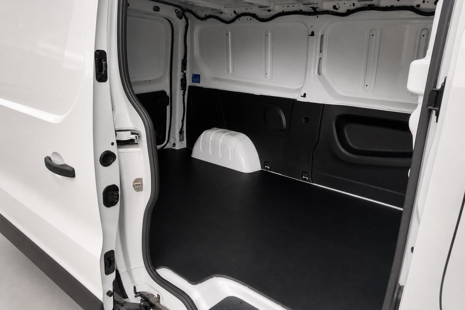 Leerer Laderaum eines weißen Renault Transporters mit geöffneter Tür