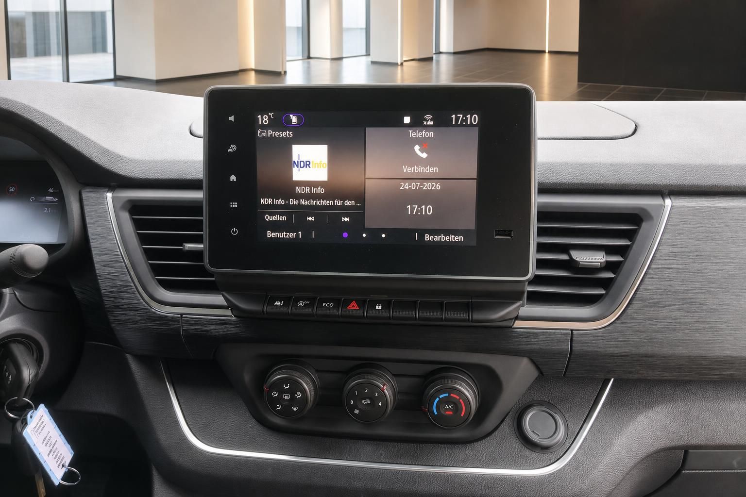 Infotainment-Display und Klimabedienung im Renault Transporter Cockpit