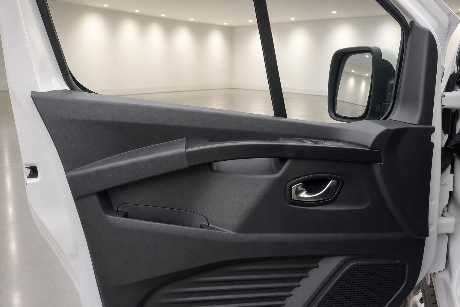 Türinnenverkleidung eines weißen Renault Transporters mit Außenspiegel
