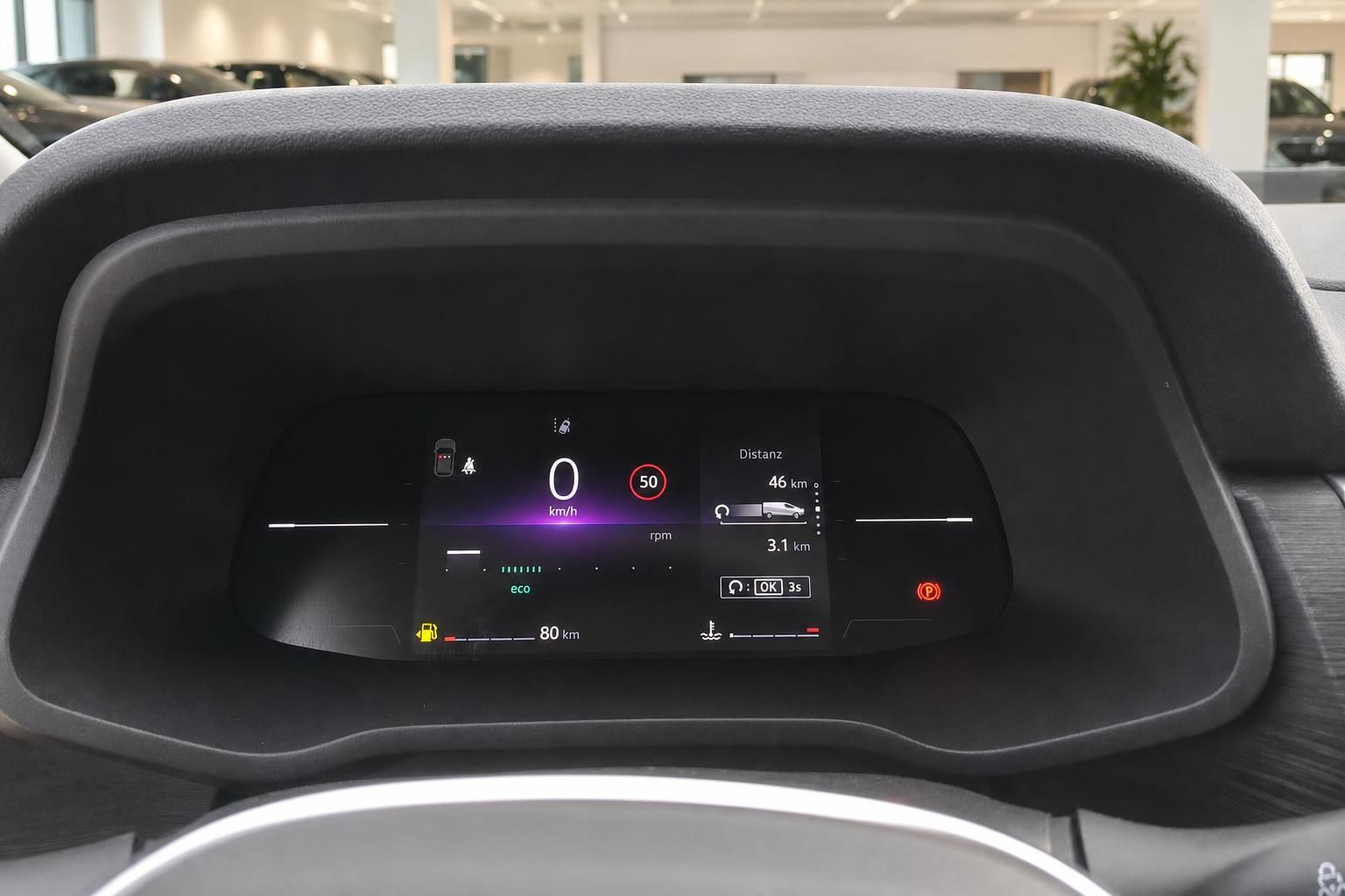 Digitales Kombiinstrument mit Tempolimit- und Verbrauchsanzeige im Fahrzeug