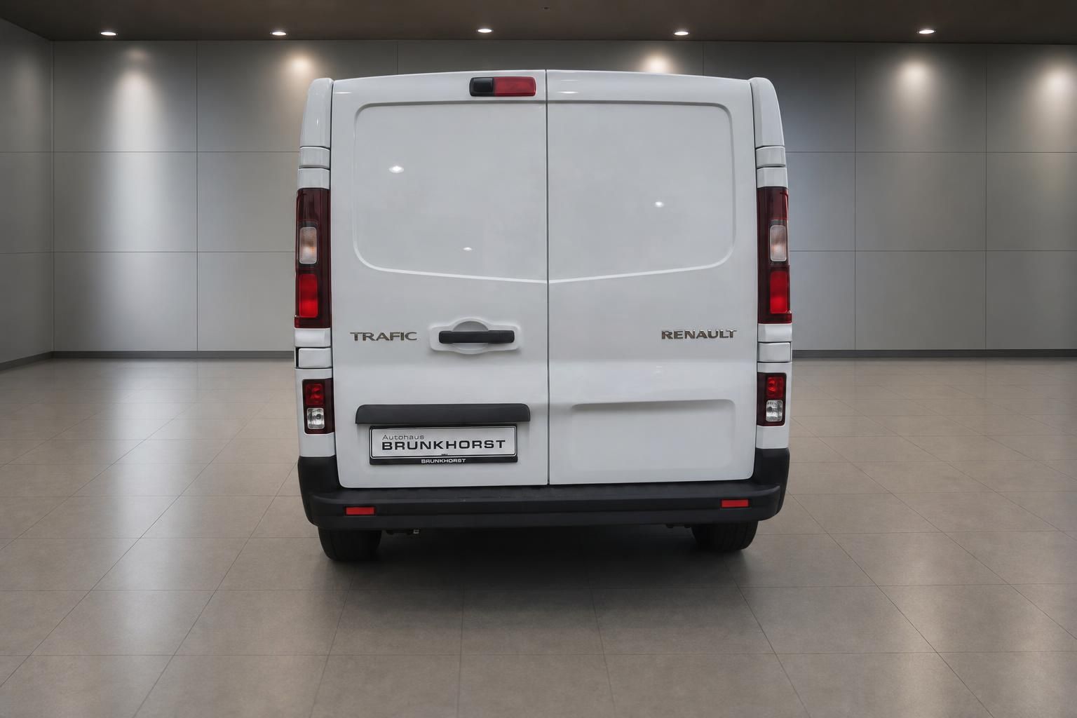Renault Trafic weiß Heckansicht mit Hecktüren im Showroom