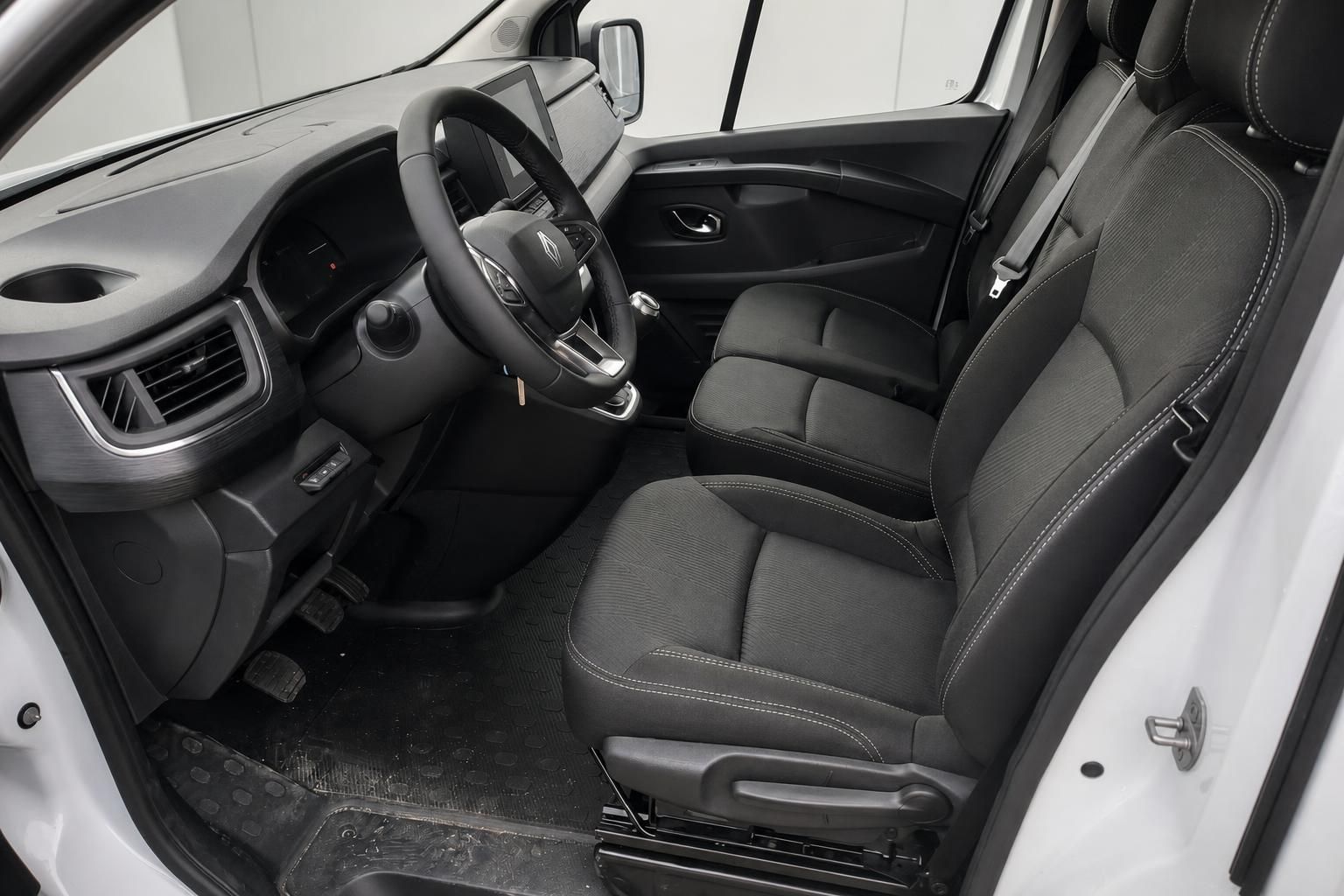 Renault Trafic Innenraum Vordersitze und Cockpit Detailansicht