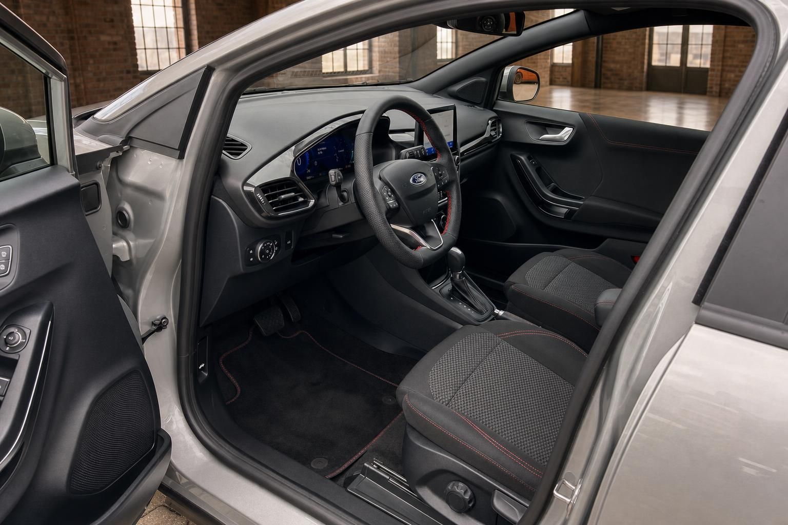 Ford Puma Innenraum mit Cockpit, Lenkrad und Vordersitzen