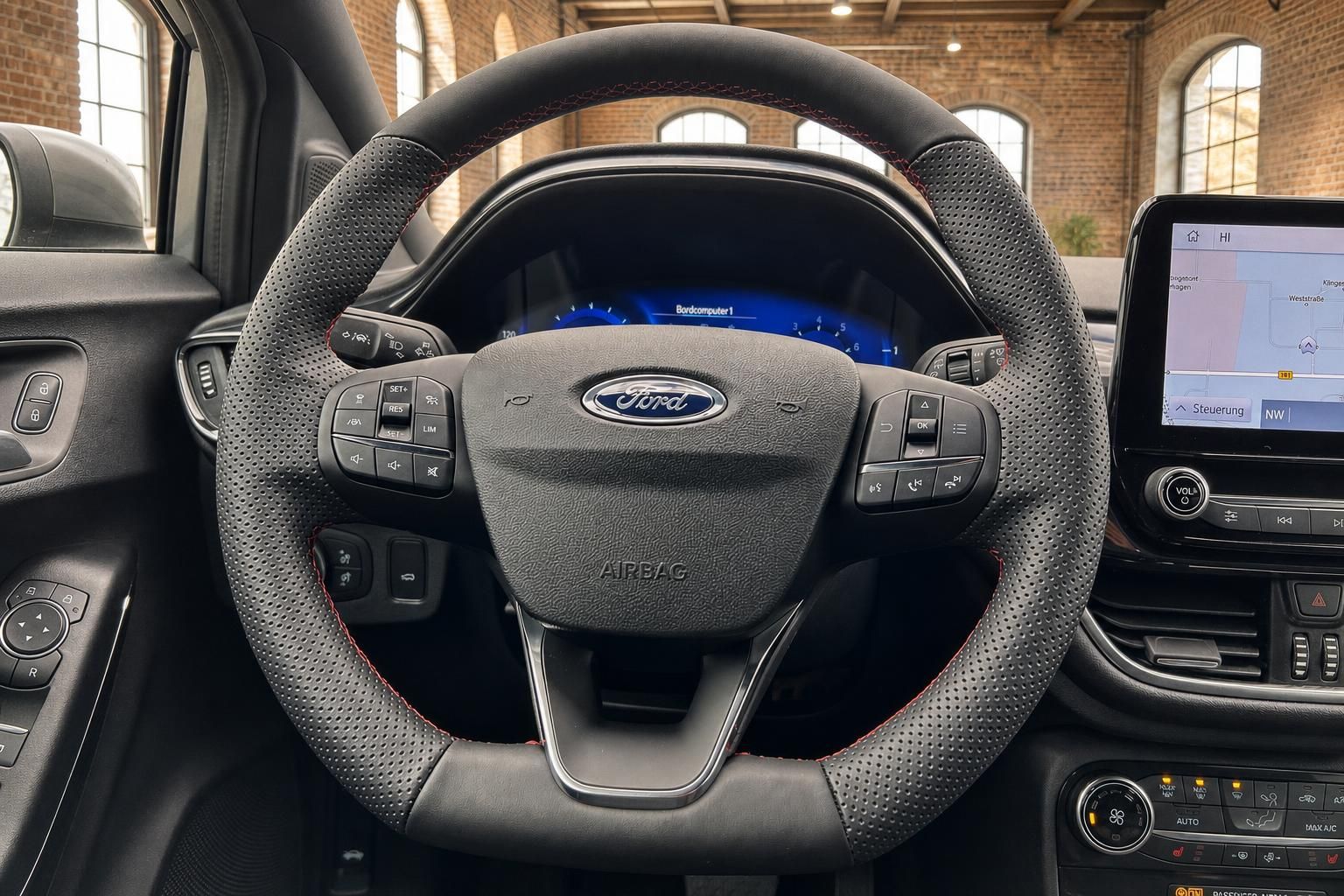 Ford Lenkrad Nahaufnahme mit Bedienelementen und Navigationsdisplay