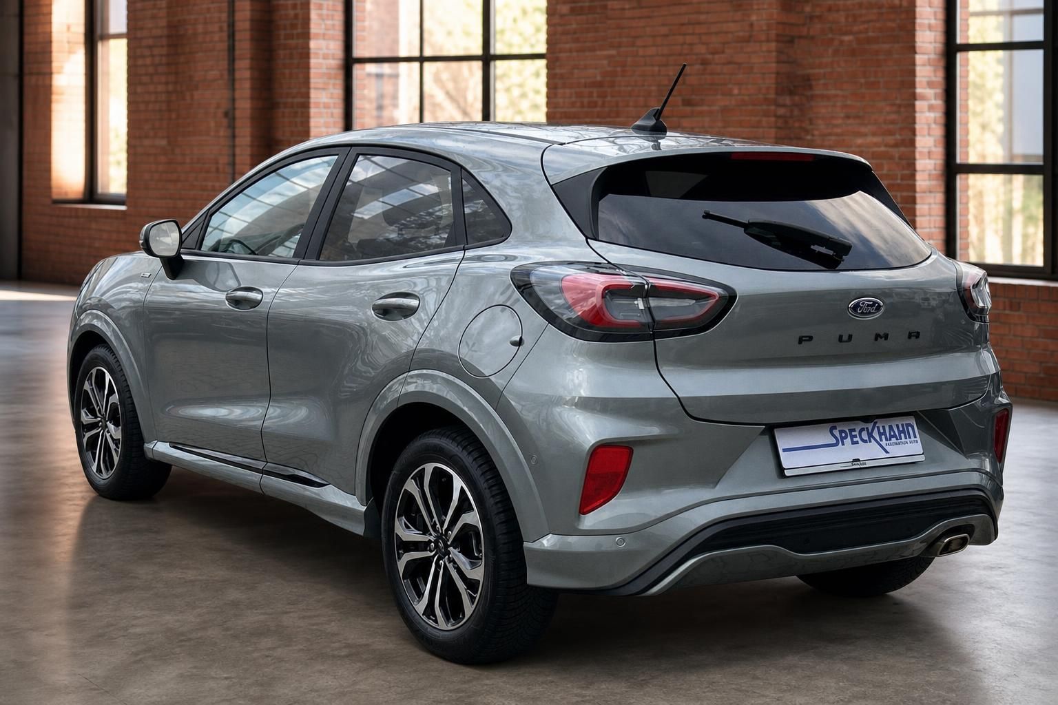 Ford Puma silber Heck-Seitenansicht mit Kofferraumdetails