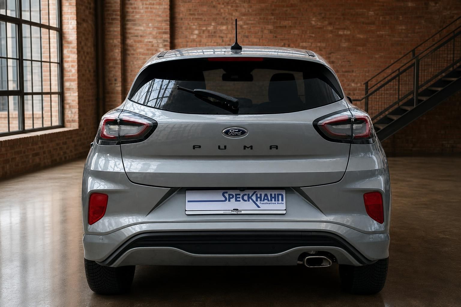Ford Puma silber Heckansicht in Loft-Ausstellungsraum