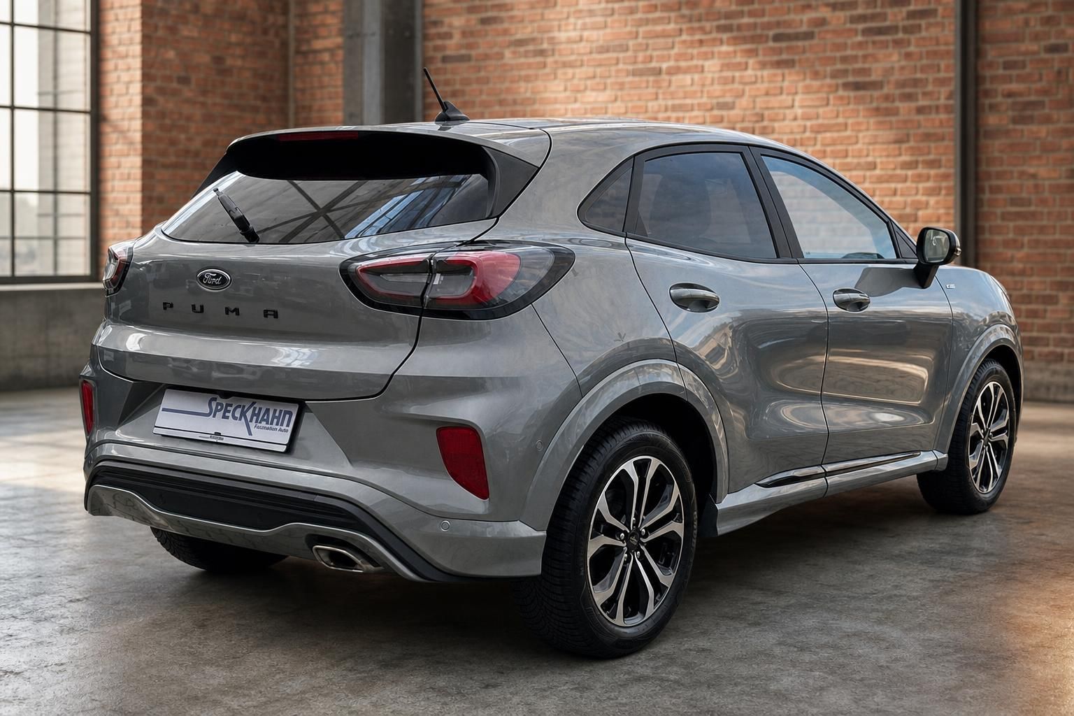 Ford Puma silber Seitenansicht hinten mit Leichtmetallfelgen