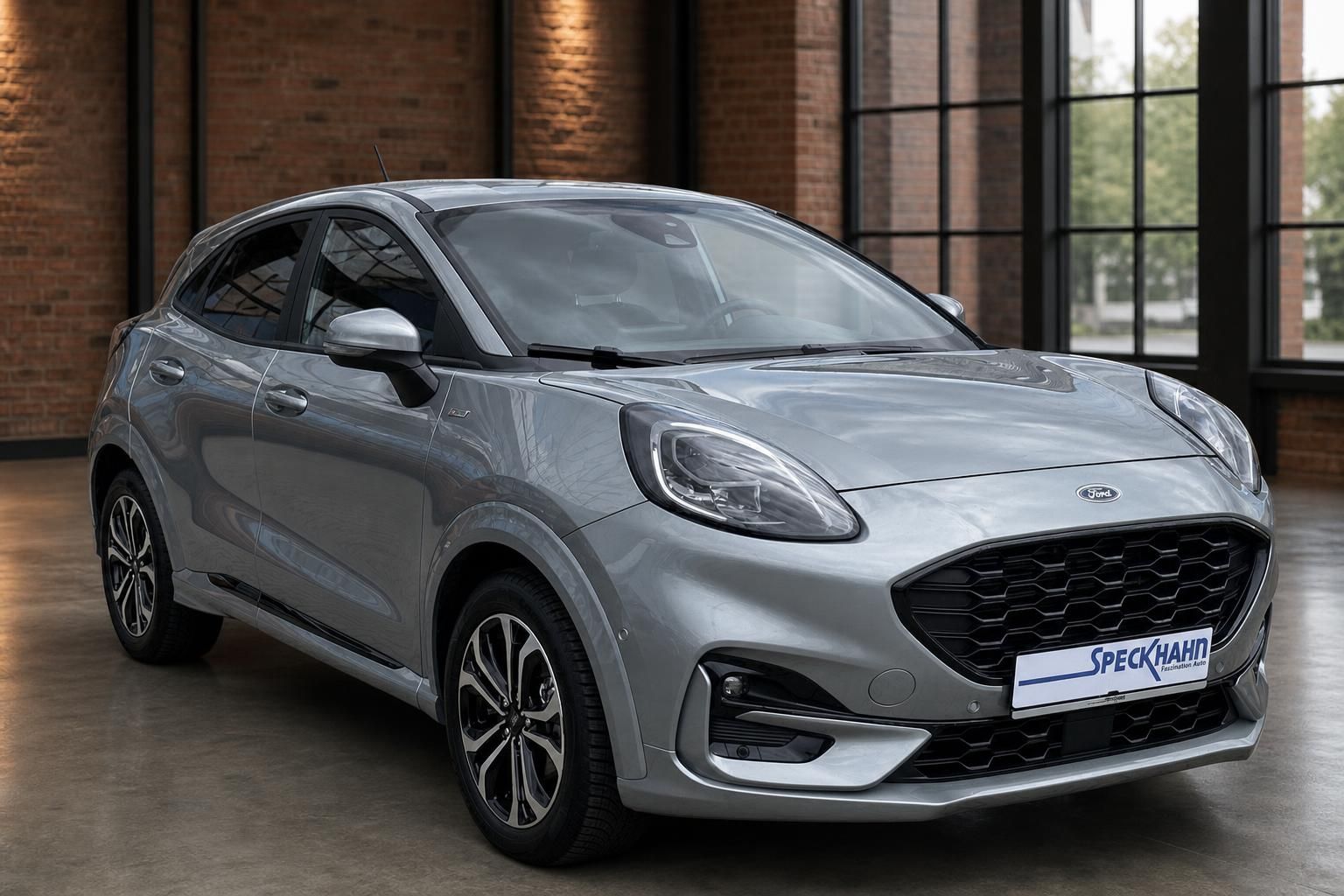 Ford Puma silber Frontansicht mit Kuehlergrill Nahaufnahme