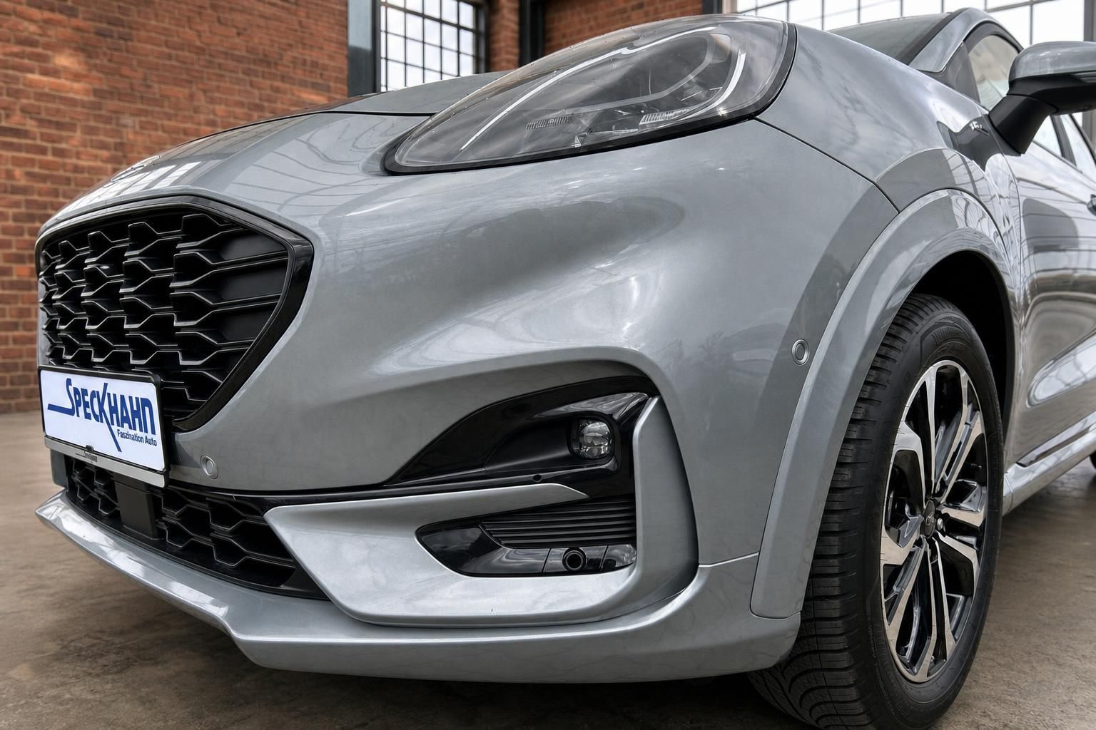 Ford Puma Frontpartie mit Scheinwerfer und Kuehlergrill Detail