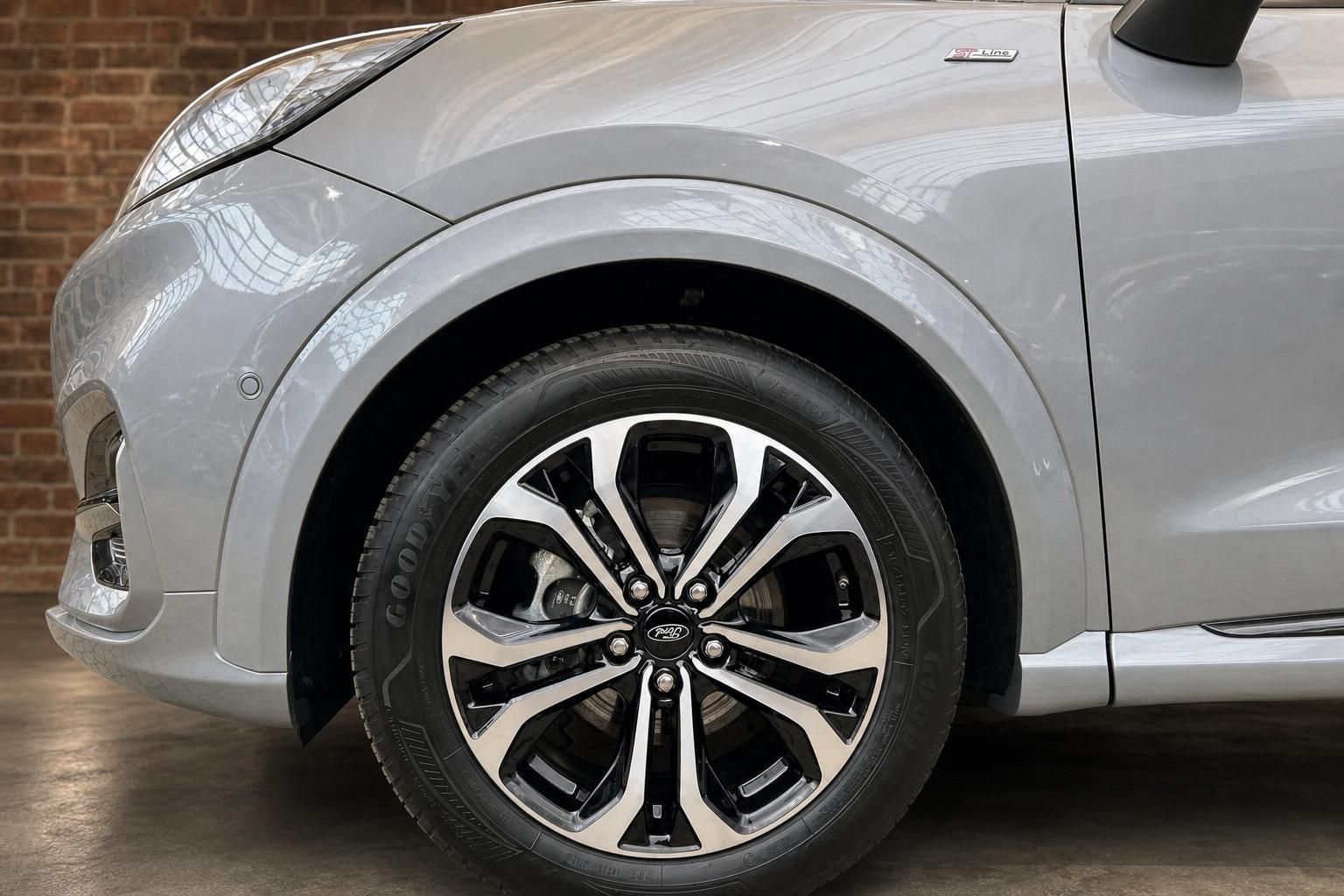 Ford Puma ST-Line Detailansicht Felge und Reifen in Silber