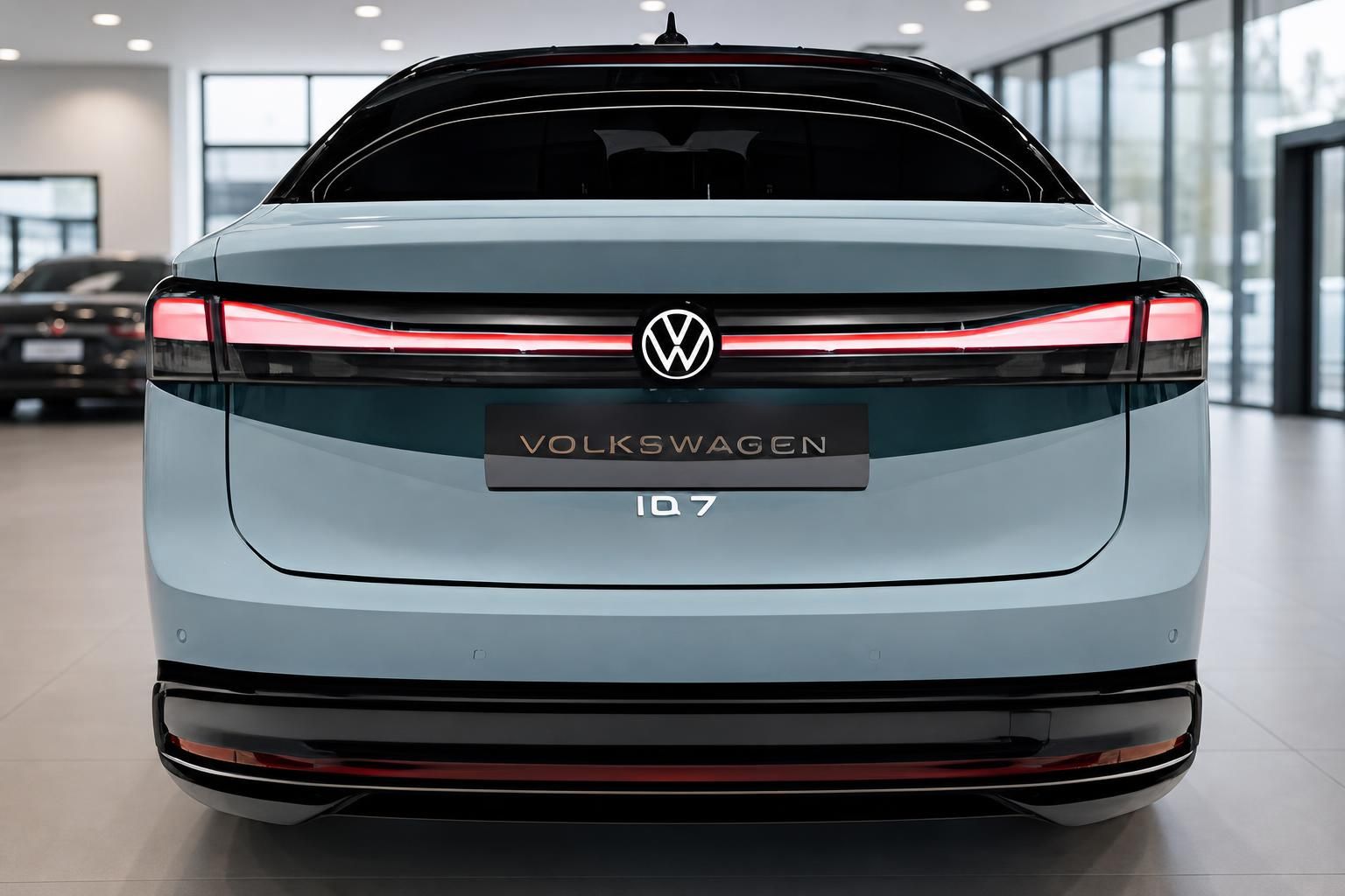 Volkswagen ID.7 Heckansicht in Hellblau im Autohaus – LED-Rückleuchten und VW-Logo