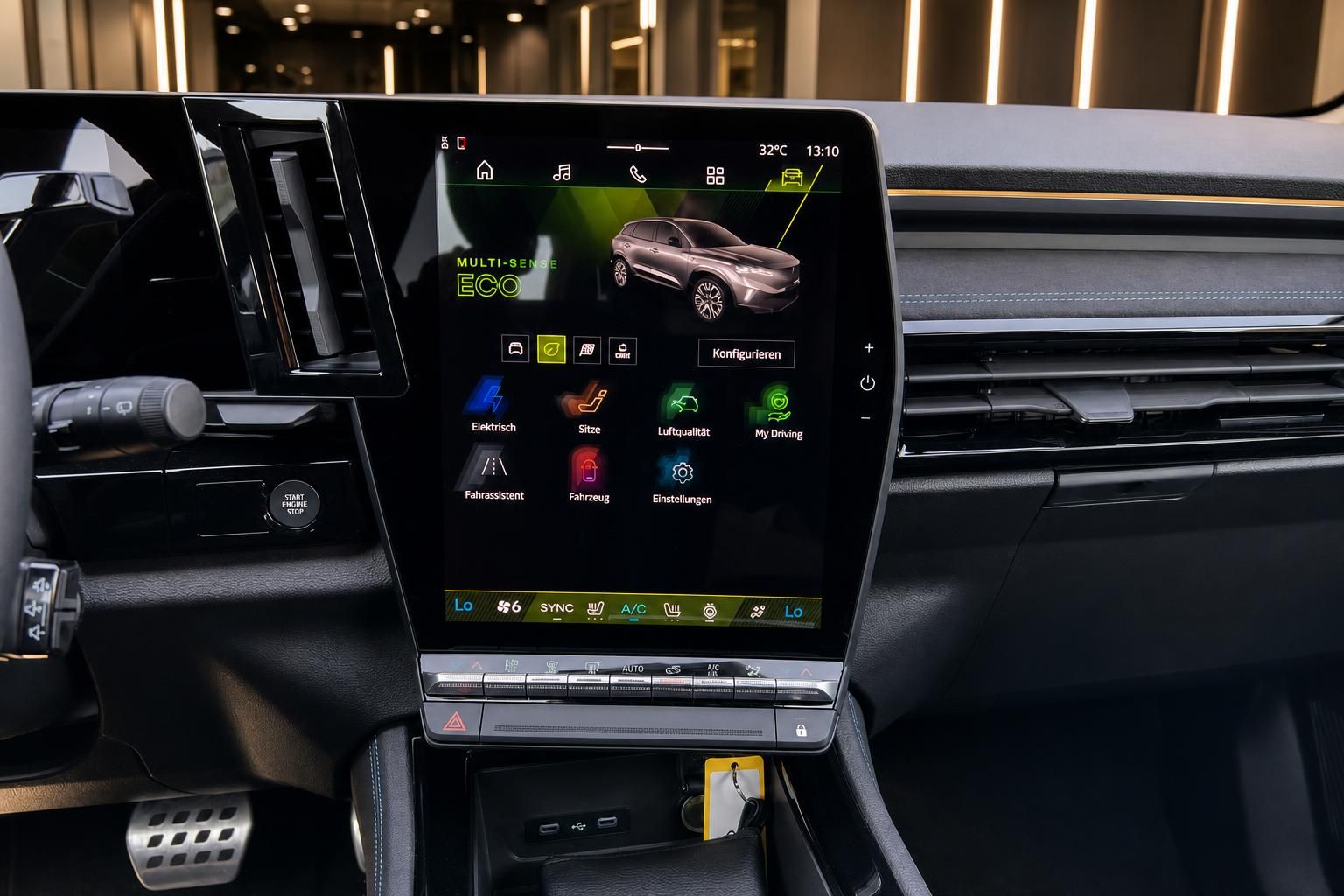 Digitales Infotainment-Display mit Multi-Sense Eco Modus im Fahrzeug