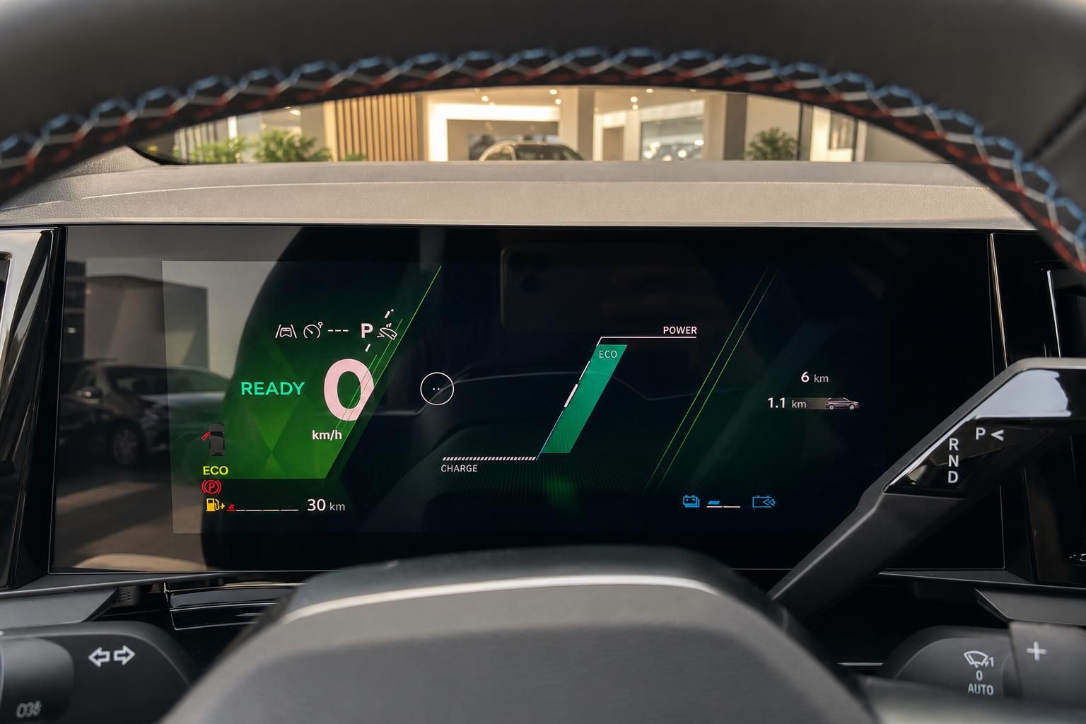 Digitales Cockpit eines Elektroautos mit Ready-Anzeige und Reichweite