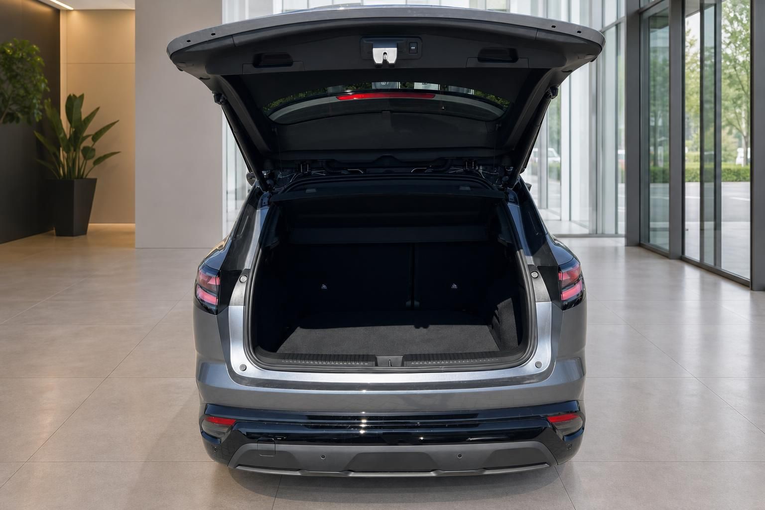 SUV mit geoeffnetem Kofferraum in moderner Autohaus-Ausstellung